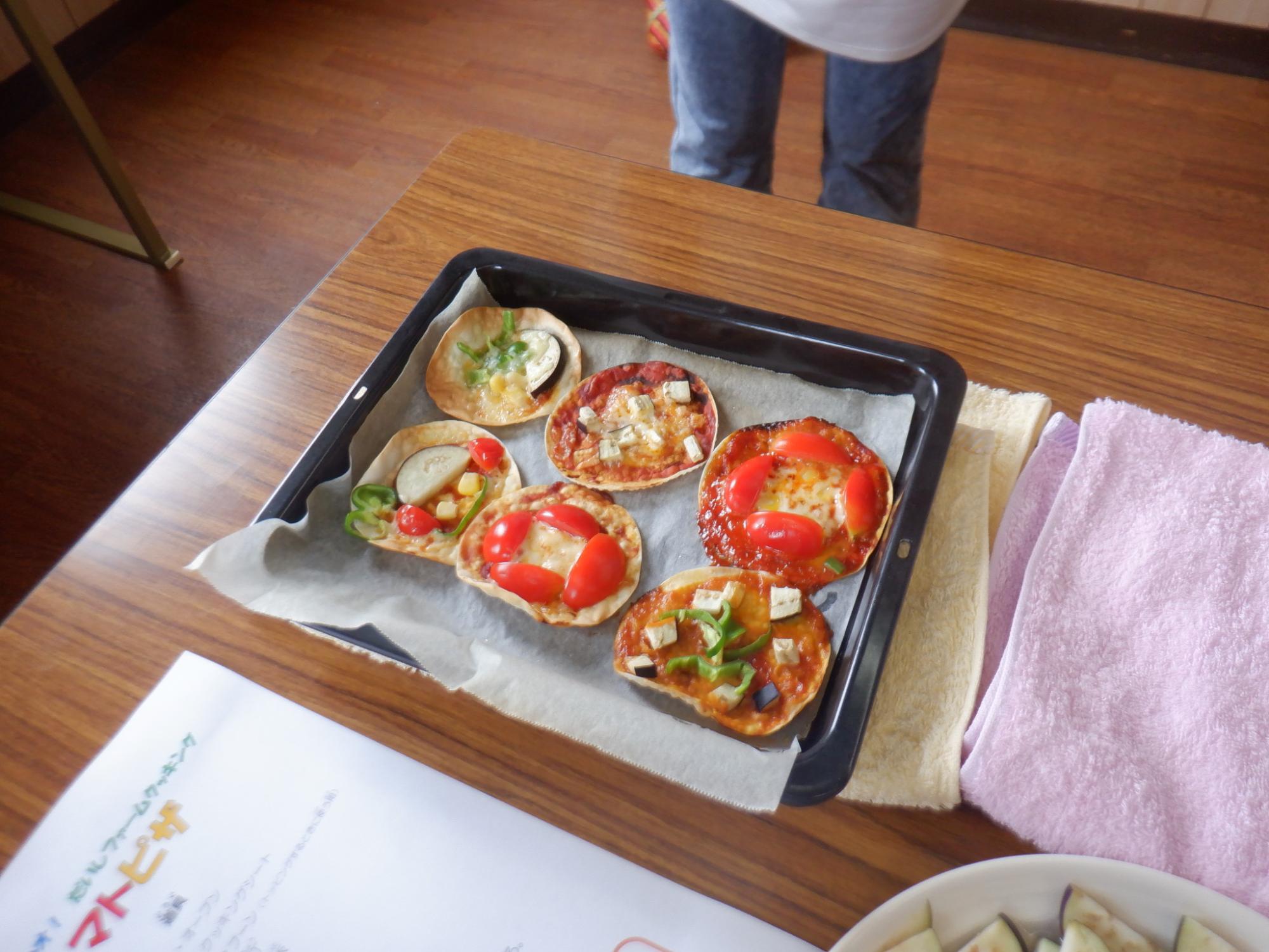 出来上がりのピザの写真