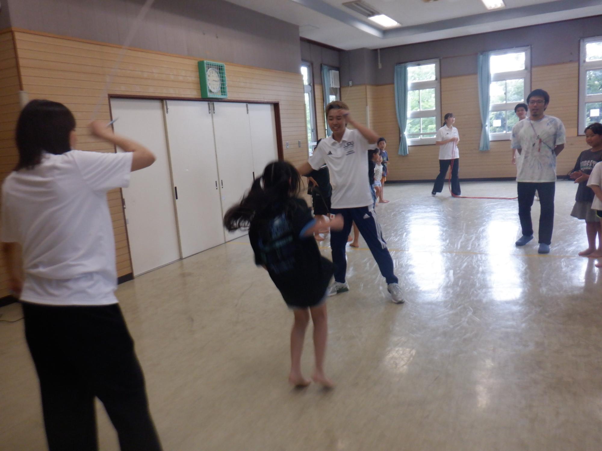 ダブルダッチにチャレンジしている様子