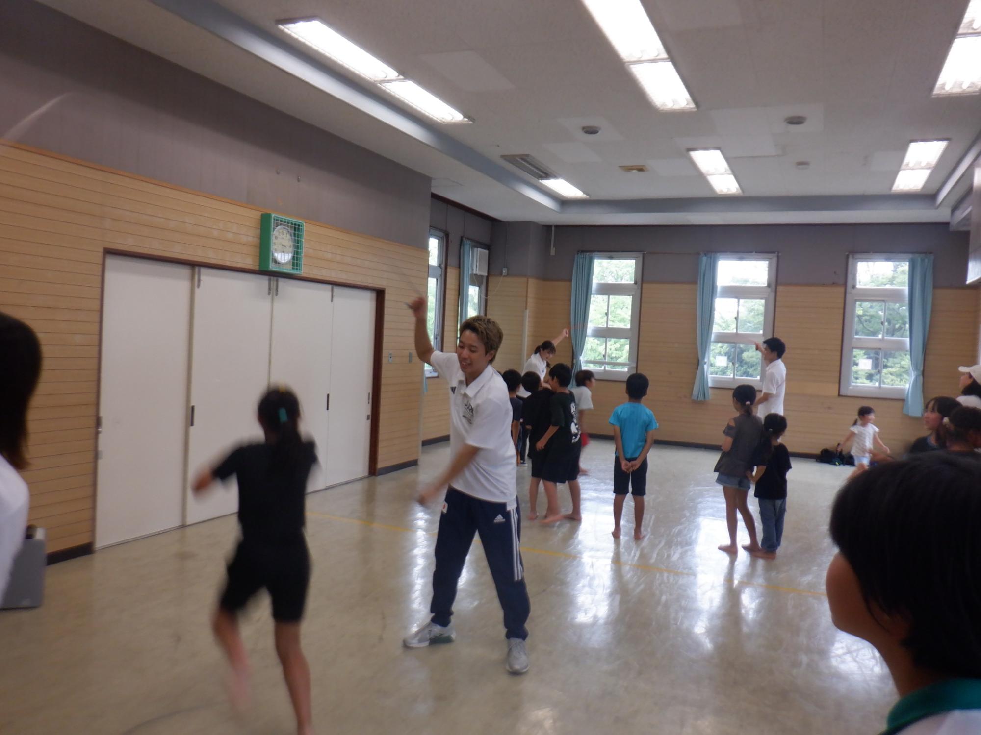 ダブルダッチにチャレンジしている様子