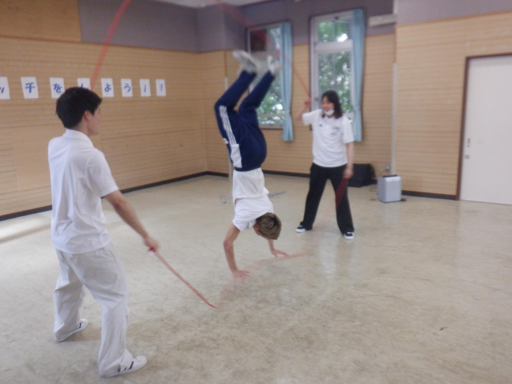 プロの方々のパフォーマンスを見せてくれた様子