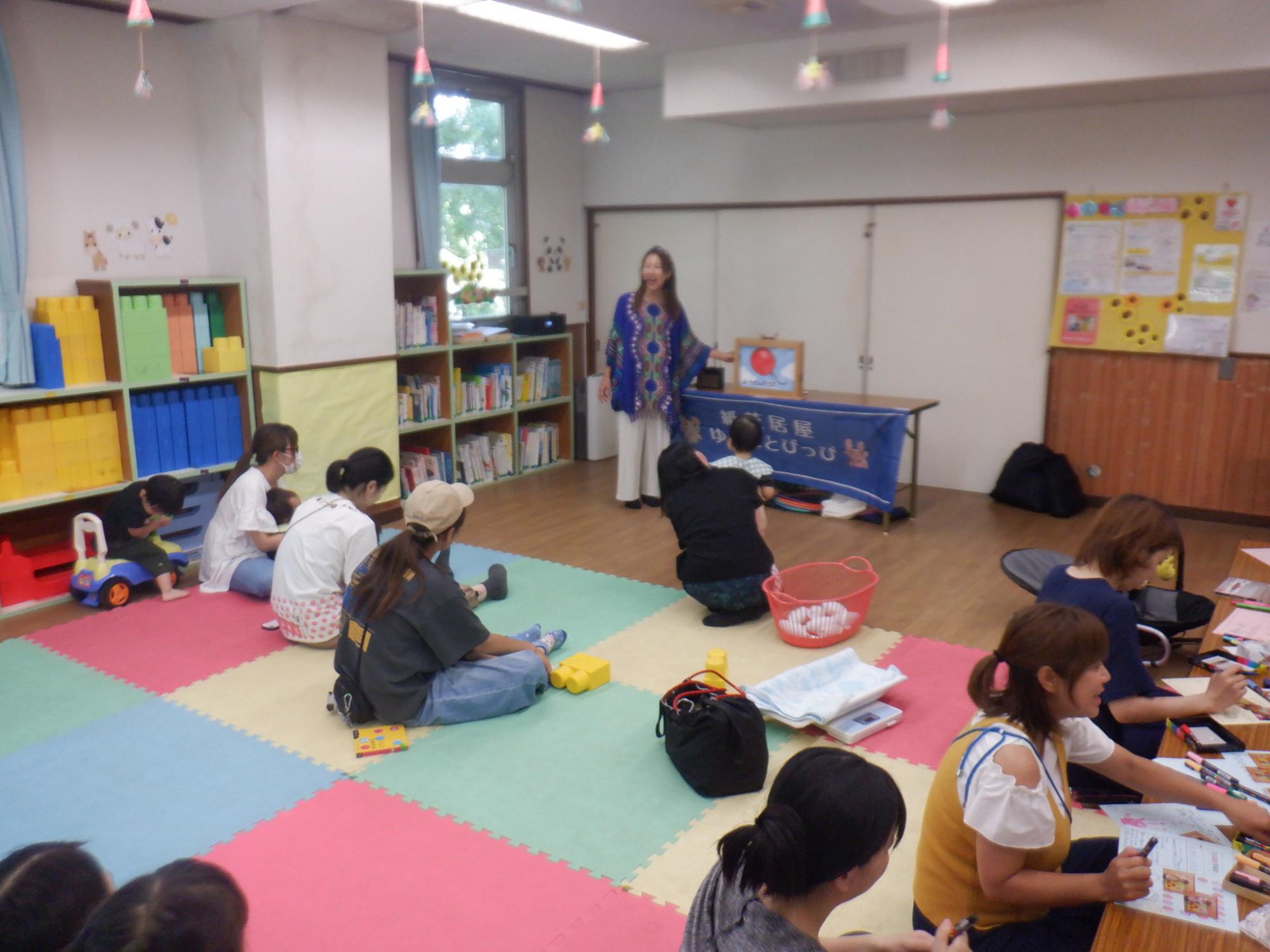 ゆうことぴっぴが紙芝居をしている様子