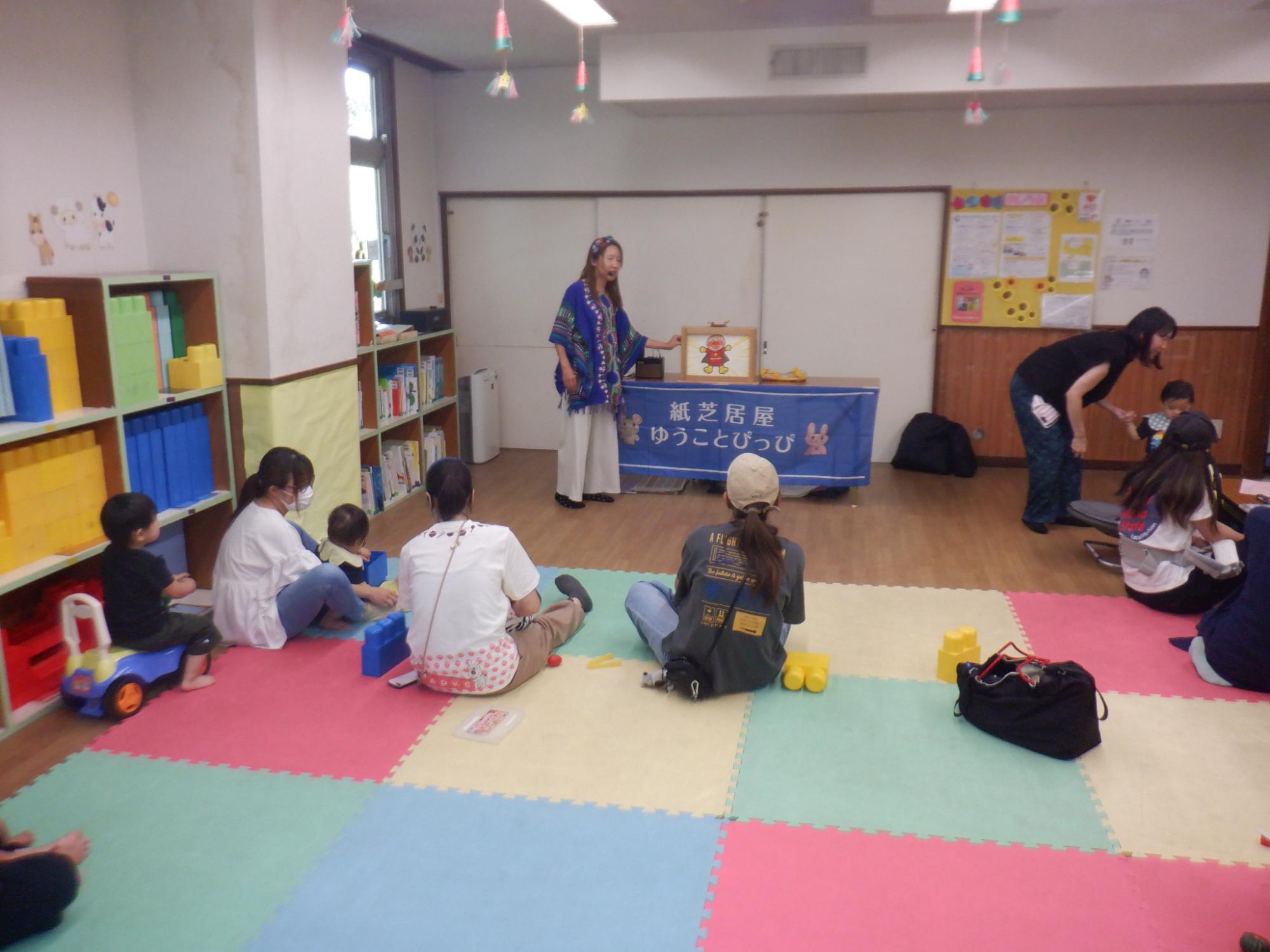 ゆうことぴっぴが紙芝居をしている様子