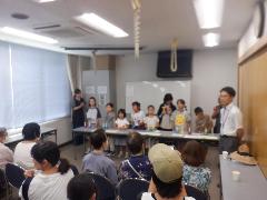 ハンドベルクラブの発表の前に、プラザ大師の職員の方からご紹介いただいている様子の写真