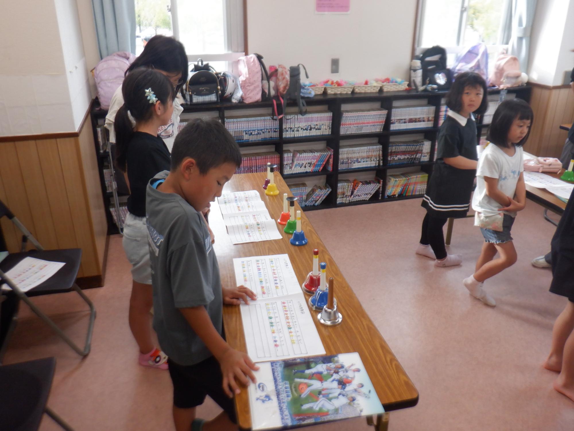 発表に向けてハンドベルの練習をしている様子