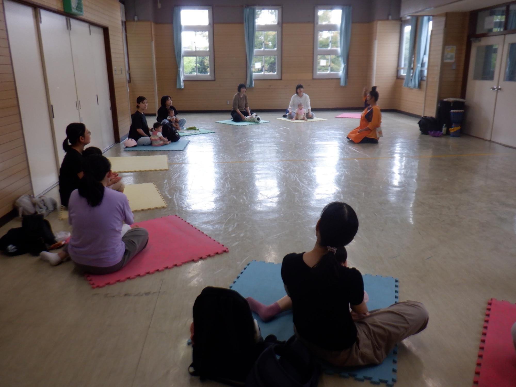 Andyさんからベビーサインについて教えてもらう参加者の様子