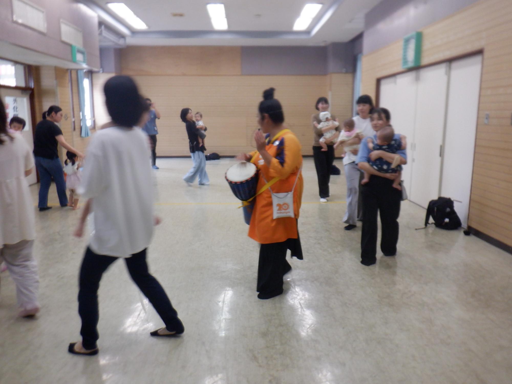 楽器のリズムに合わせて、Andyさんとリズム遊びをする親子の写真