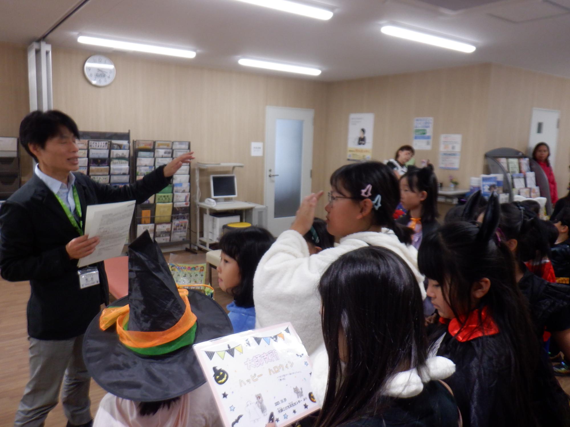 小学生児童が近隣のこども110番の家に出向いている写真