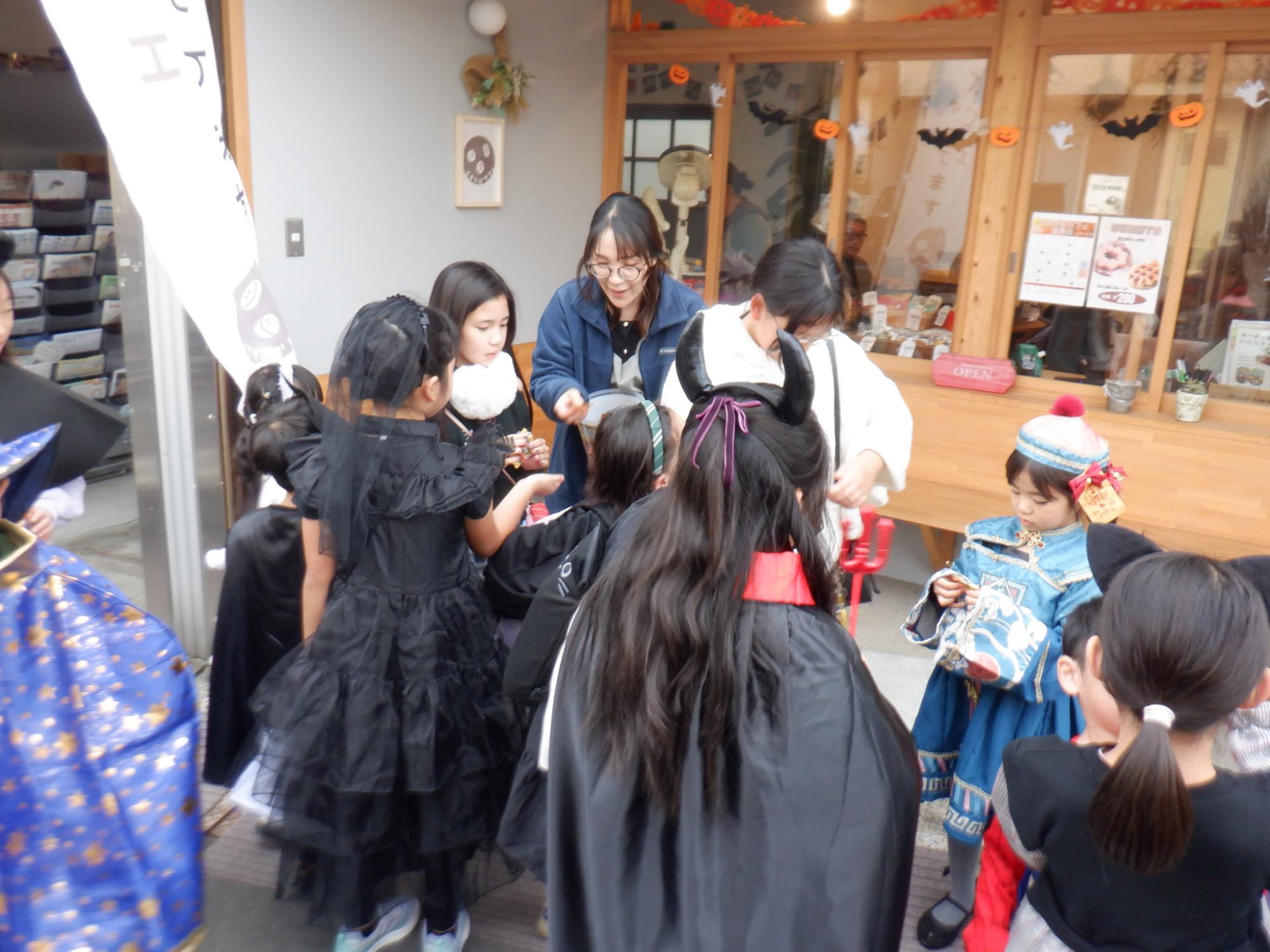 こども110番でおかしをもらう子どもの様子の写真