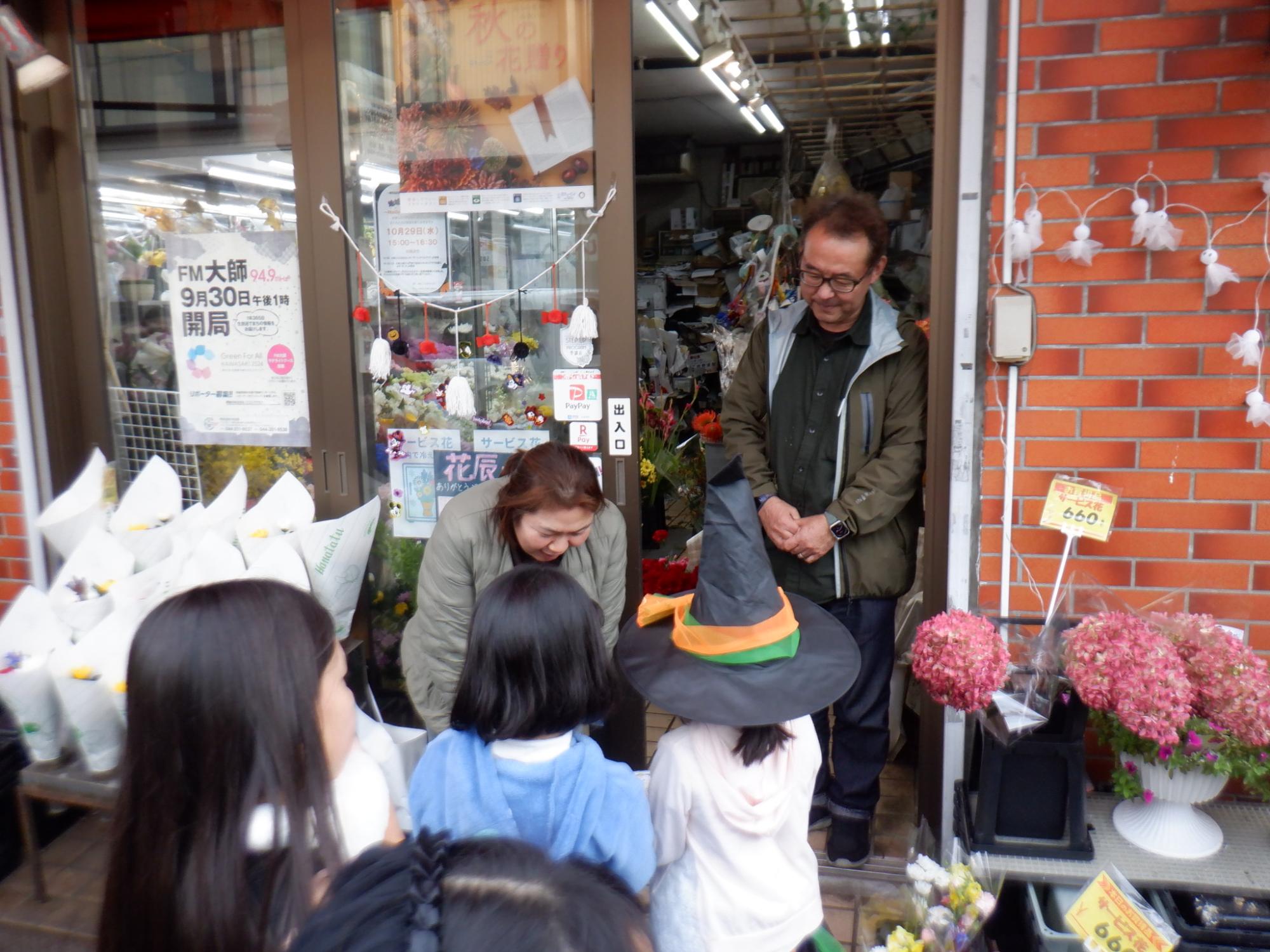 こども110番でこどもがメッセージカードを渡している様子の写真