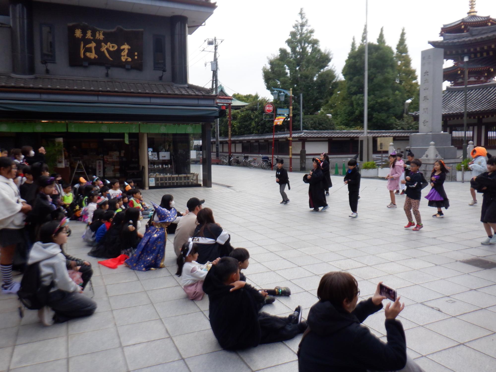 四谷小学校わくわくプラザの子どもたちがダンスを披露する様子の写真