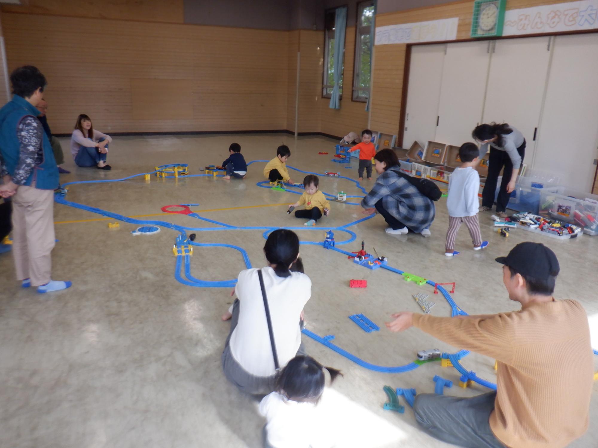 大きな線路を作った乳幼児親子