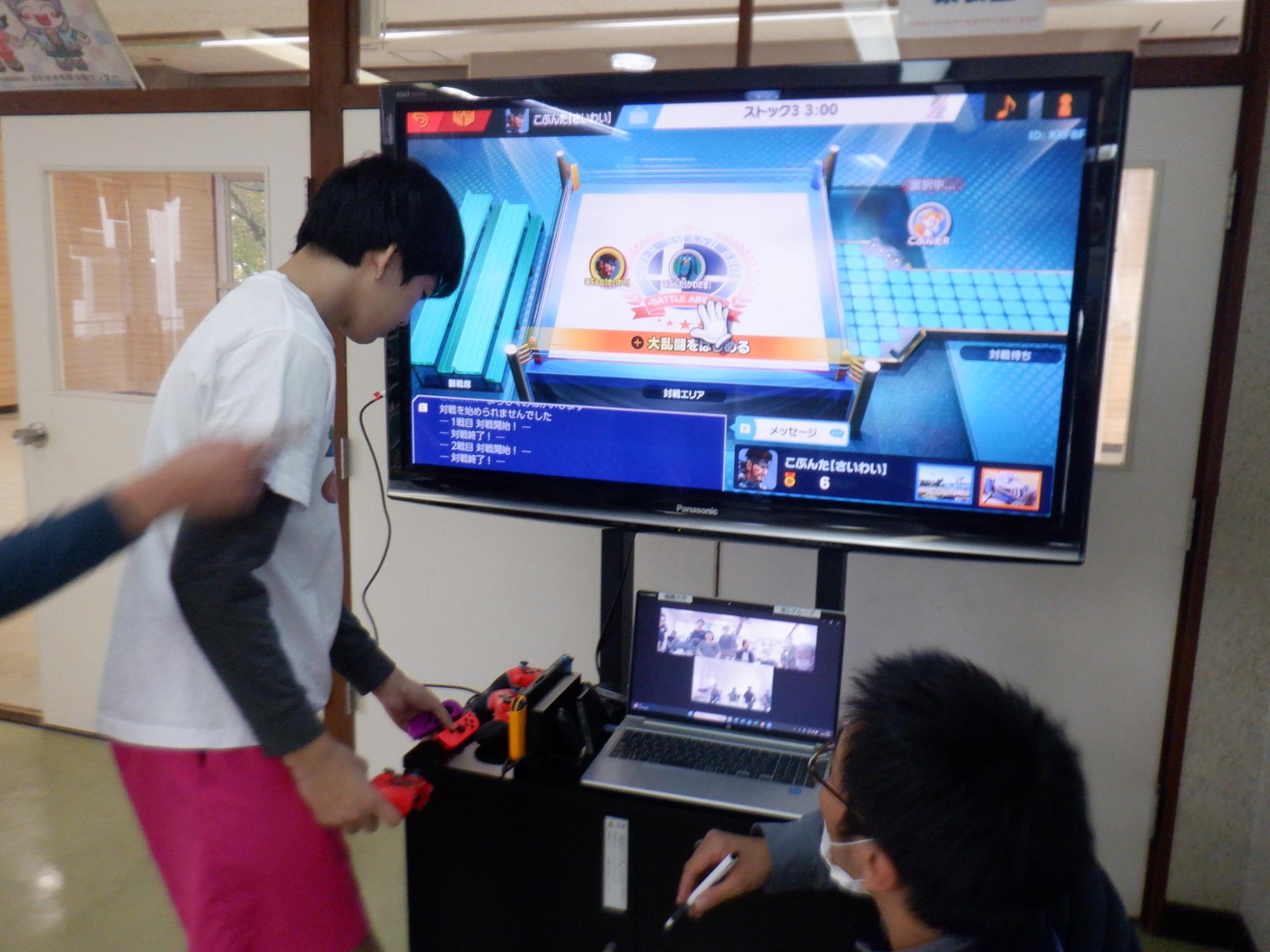 オンライン対戦をしている中学生