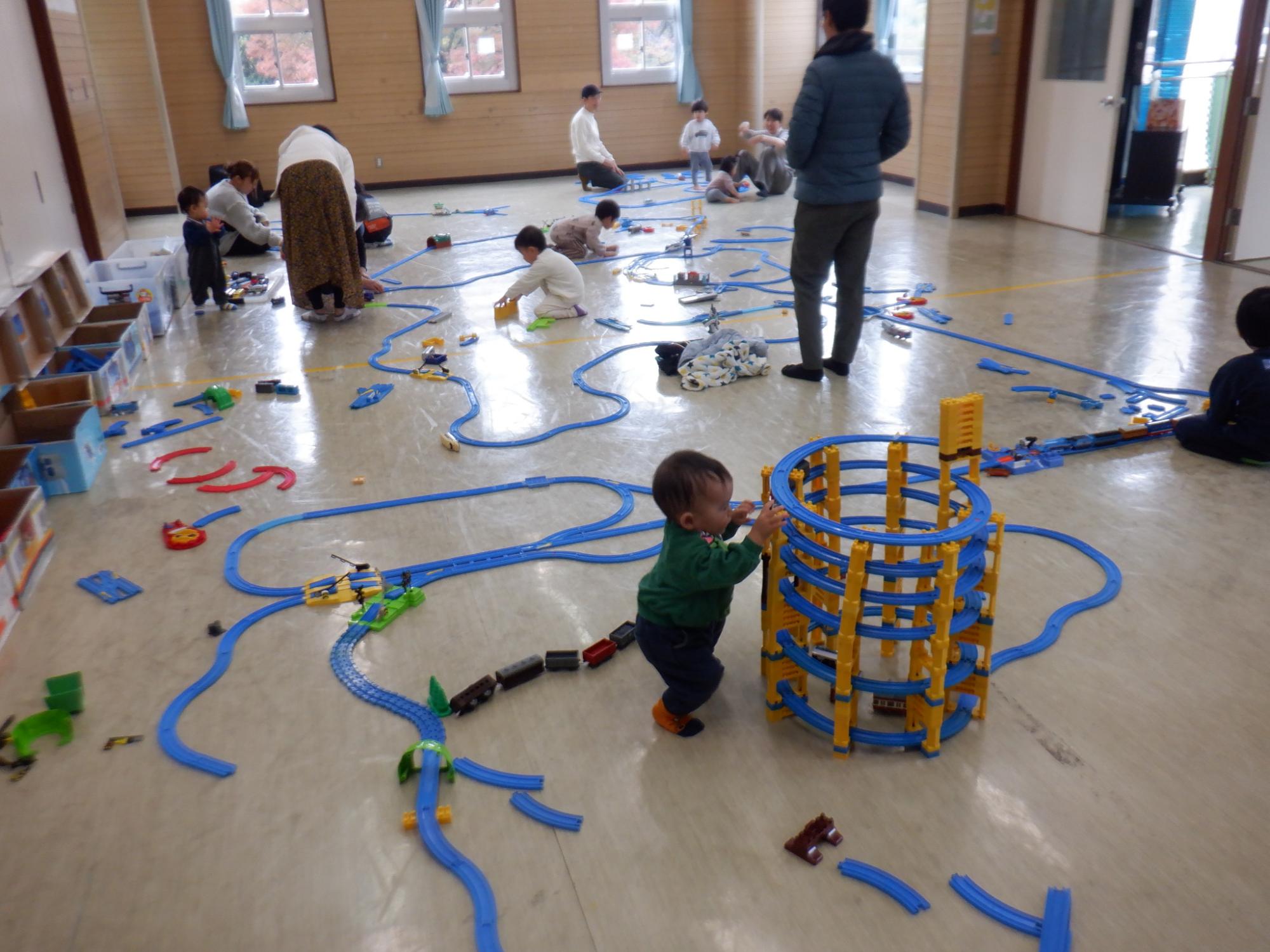 大きな線路を作った乳幼児親子の様子