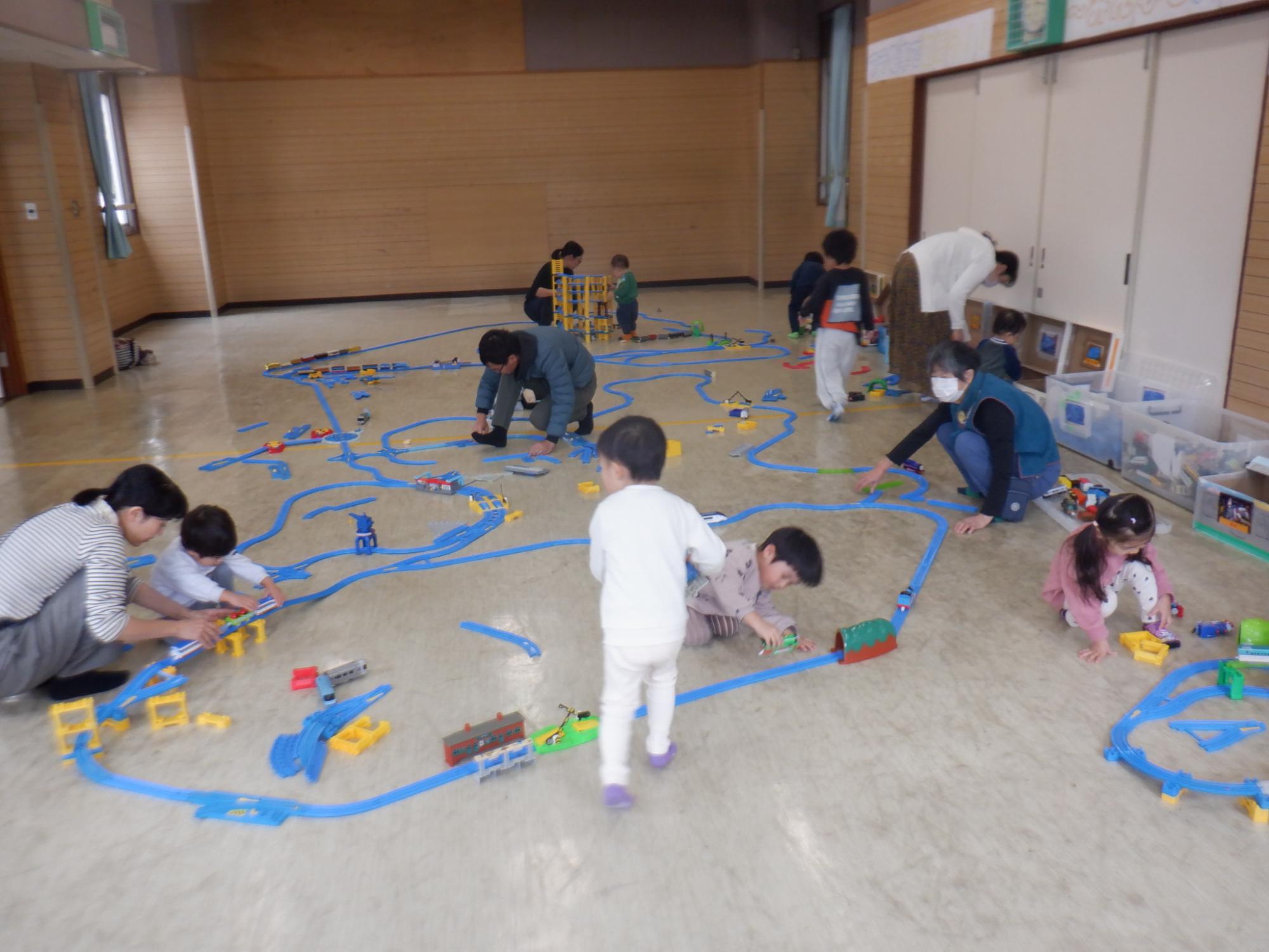 大きな線路を作った乳幼児親子の様子