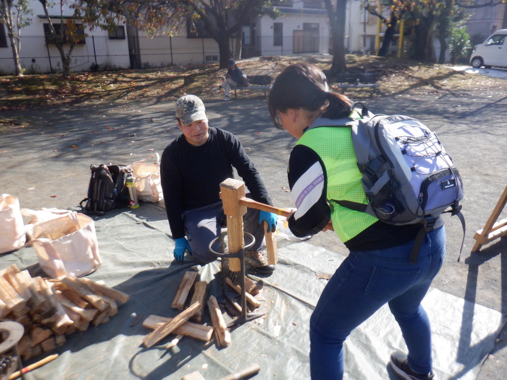 薪割りに挑戦中の子ども