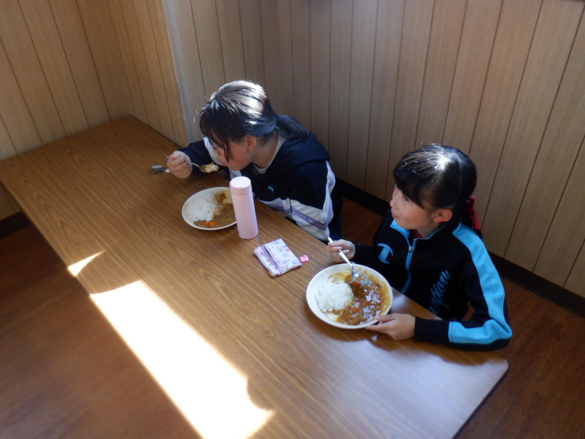 おいしいカレーを食べている子どもたち