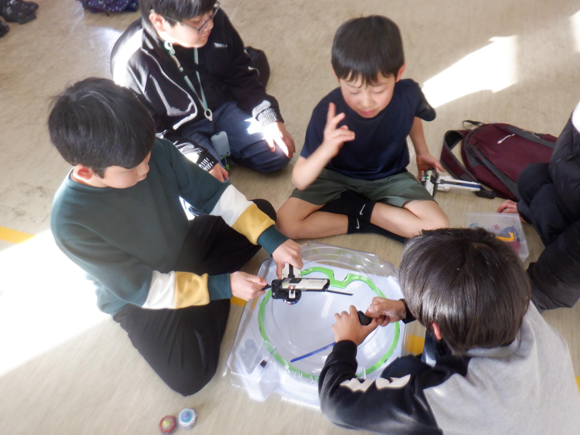 ベイブレイドの試合をしている様子