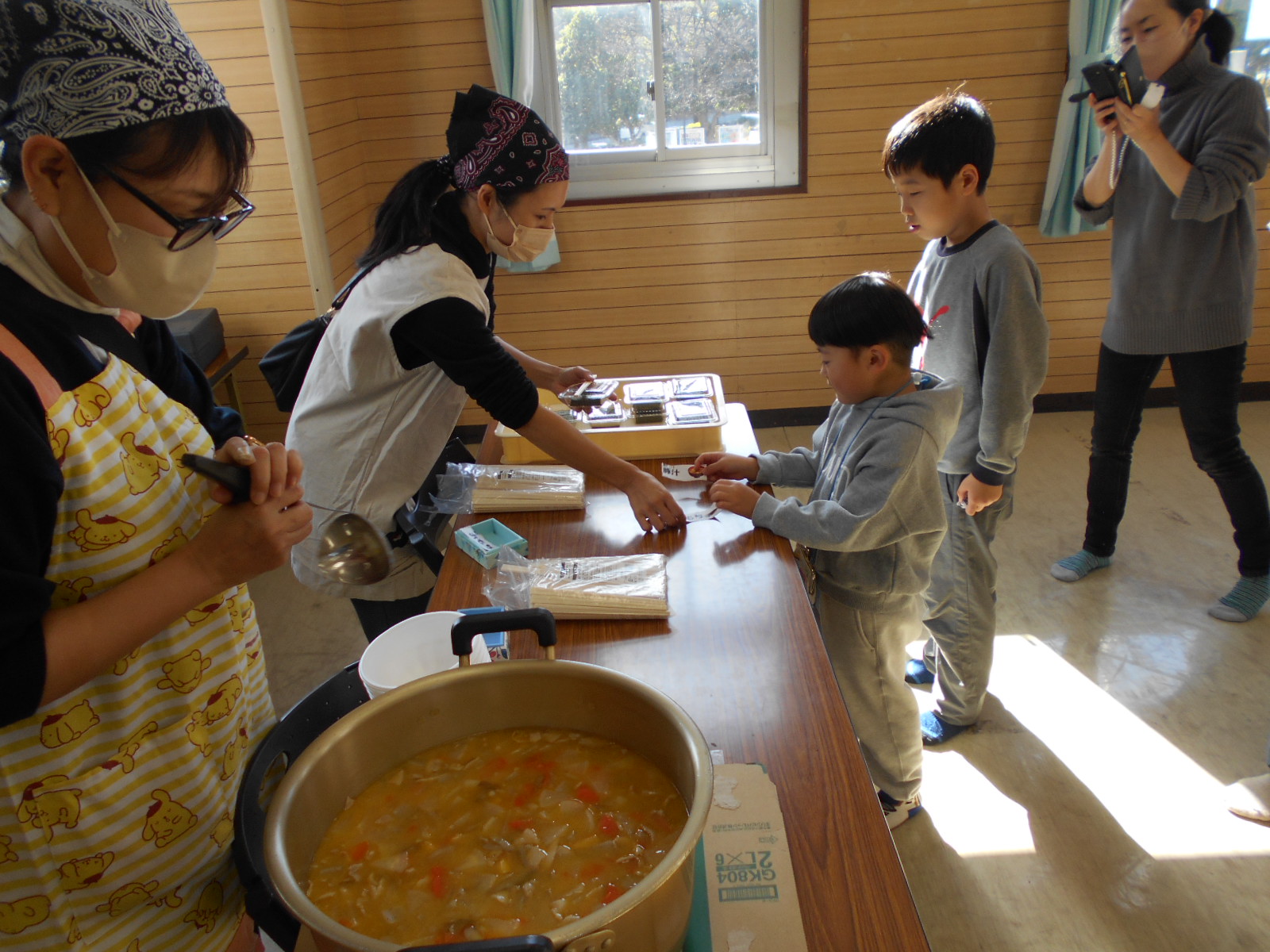 豚汁と磯辺焼きをもらう子どもの様子の写真