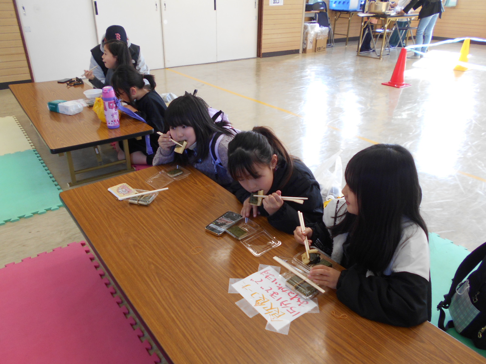 豚汁と磯辺焼きを食べている小学生の写真