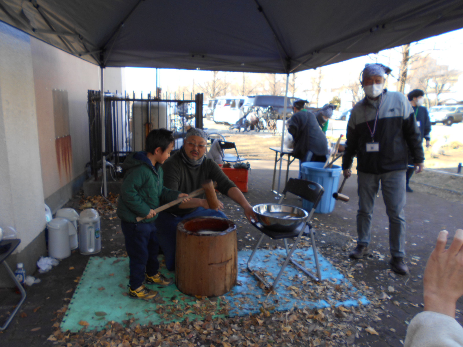 餅つきを体験する子どもの様子の写真
