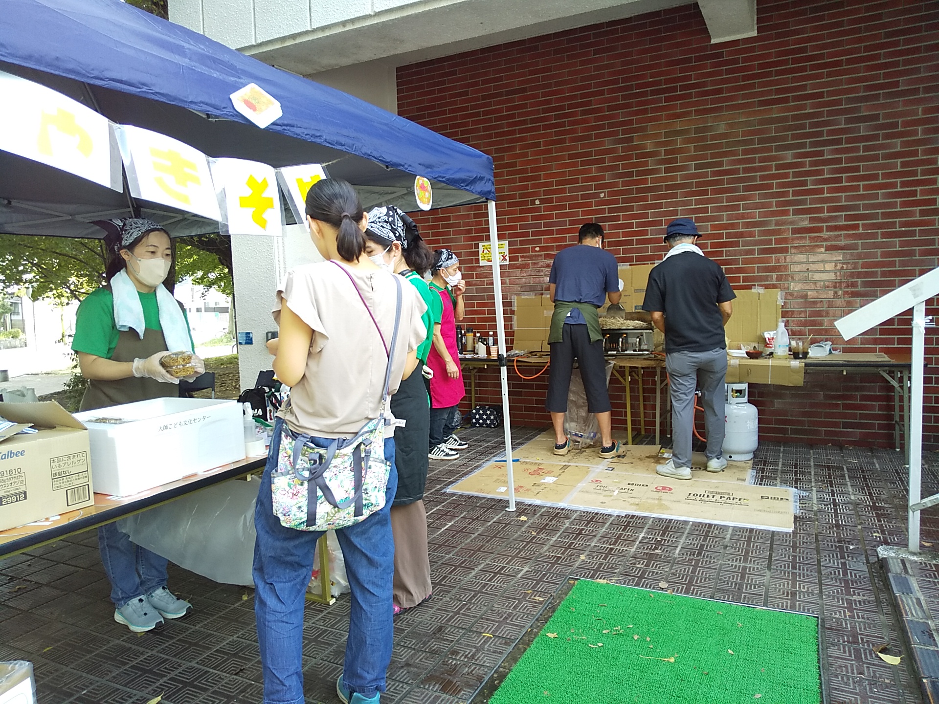 焼きそばの準備をしてくだったボランティアの方々の様子の写真