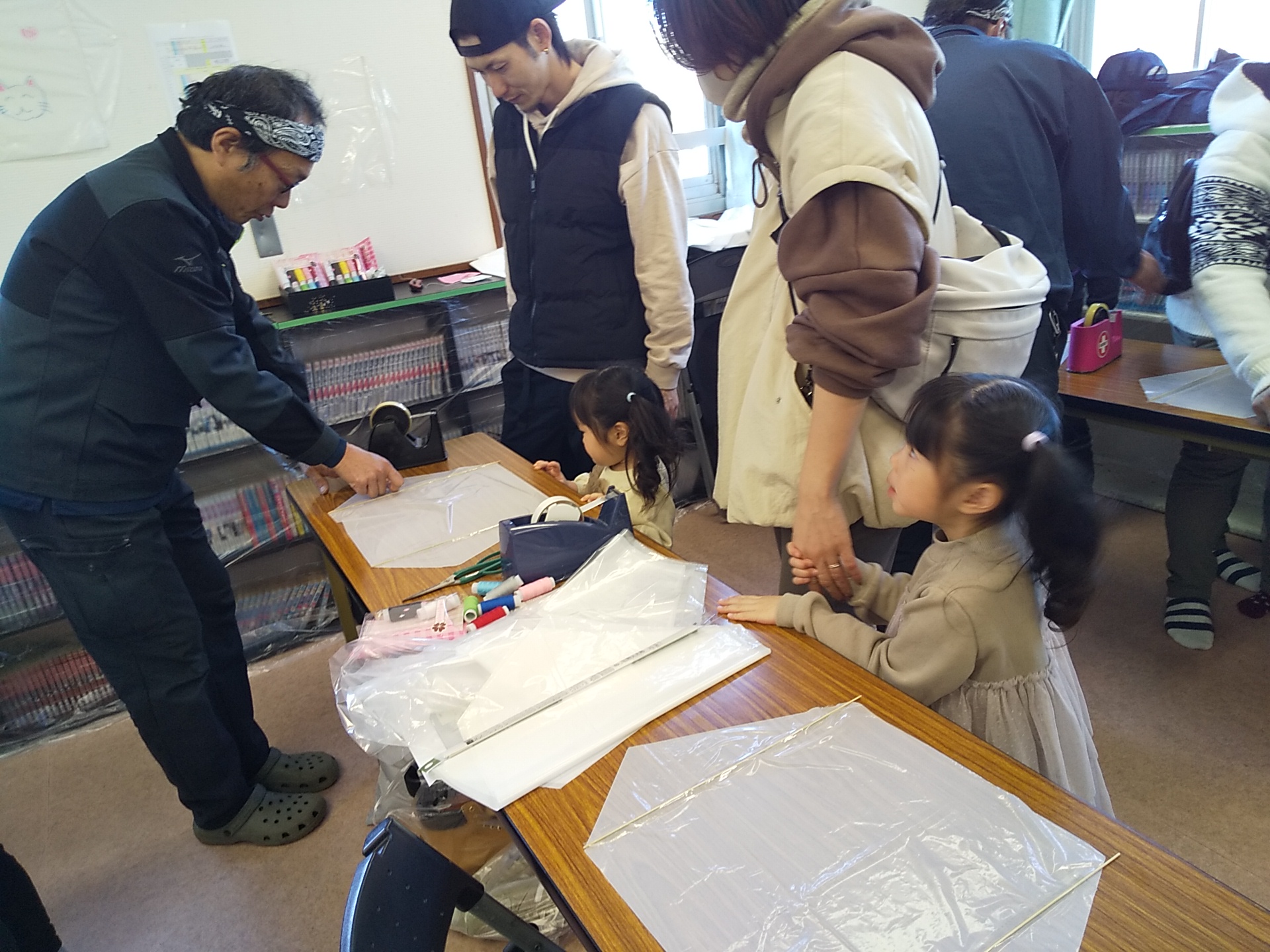 図書室で凧作りをする子どもたちの写真