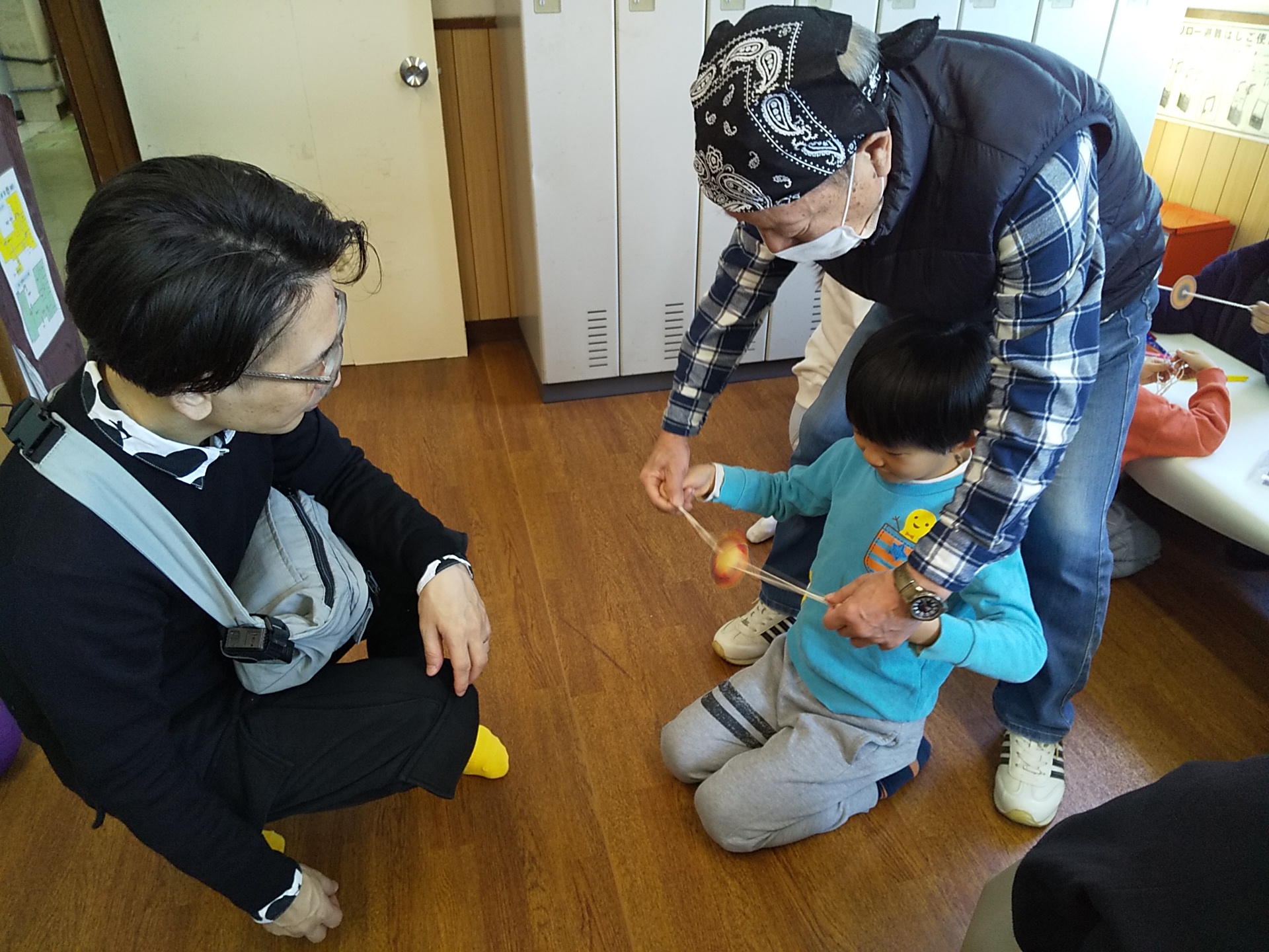 つくったぶんぶんゴマを回している子どもの写真