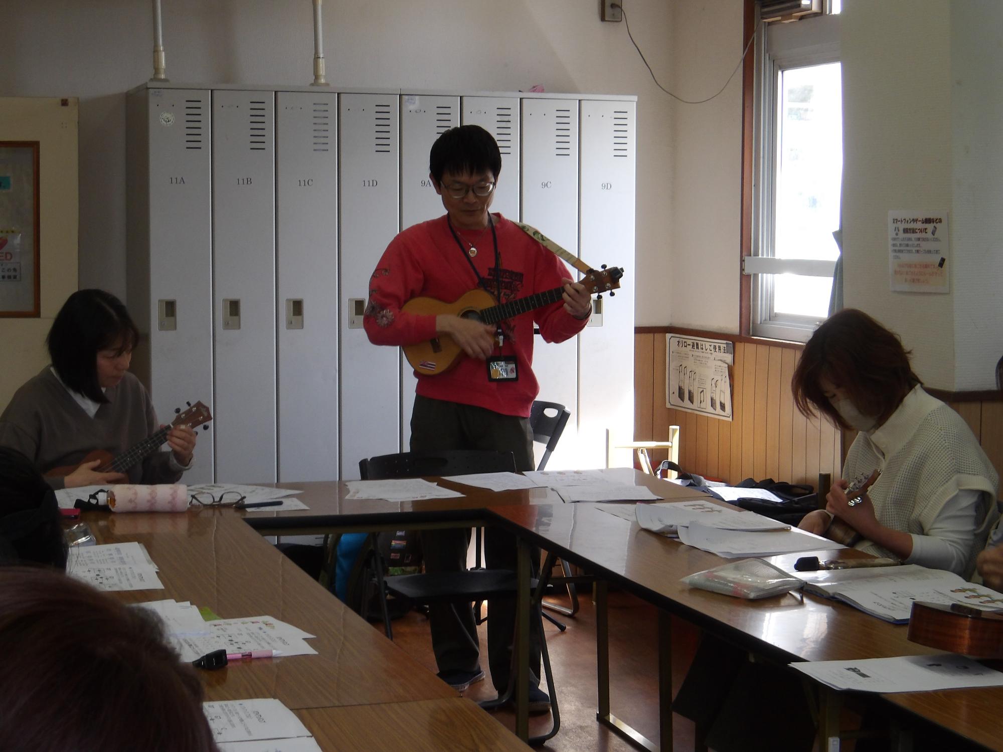 ウクレレ演奏をしている様子