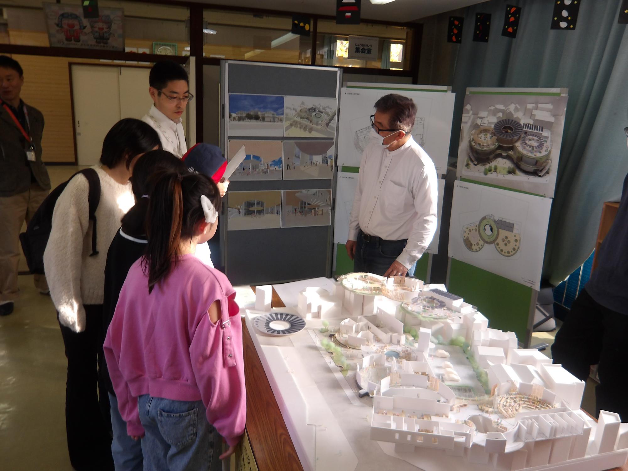 アンケートに答える子どもたち