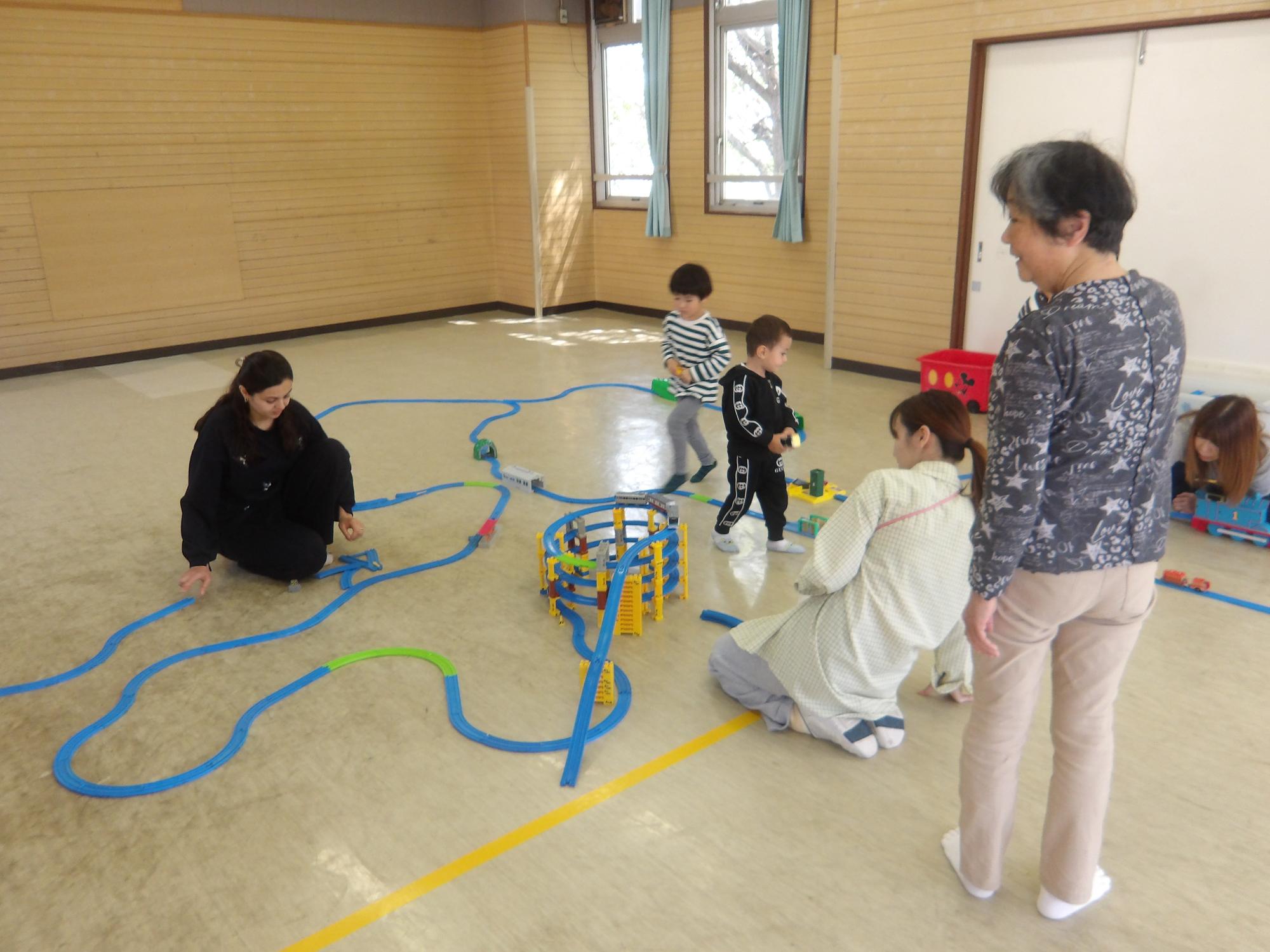 プラ電車を走らせている幼児の様子