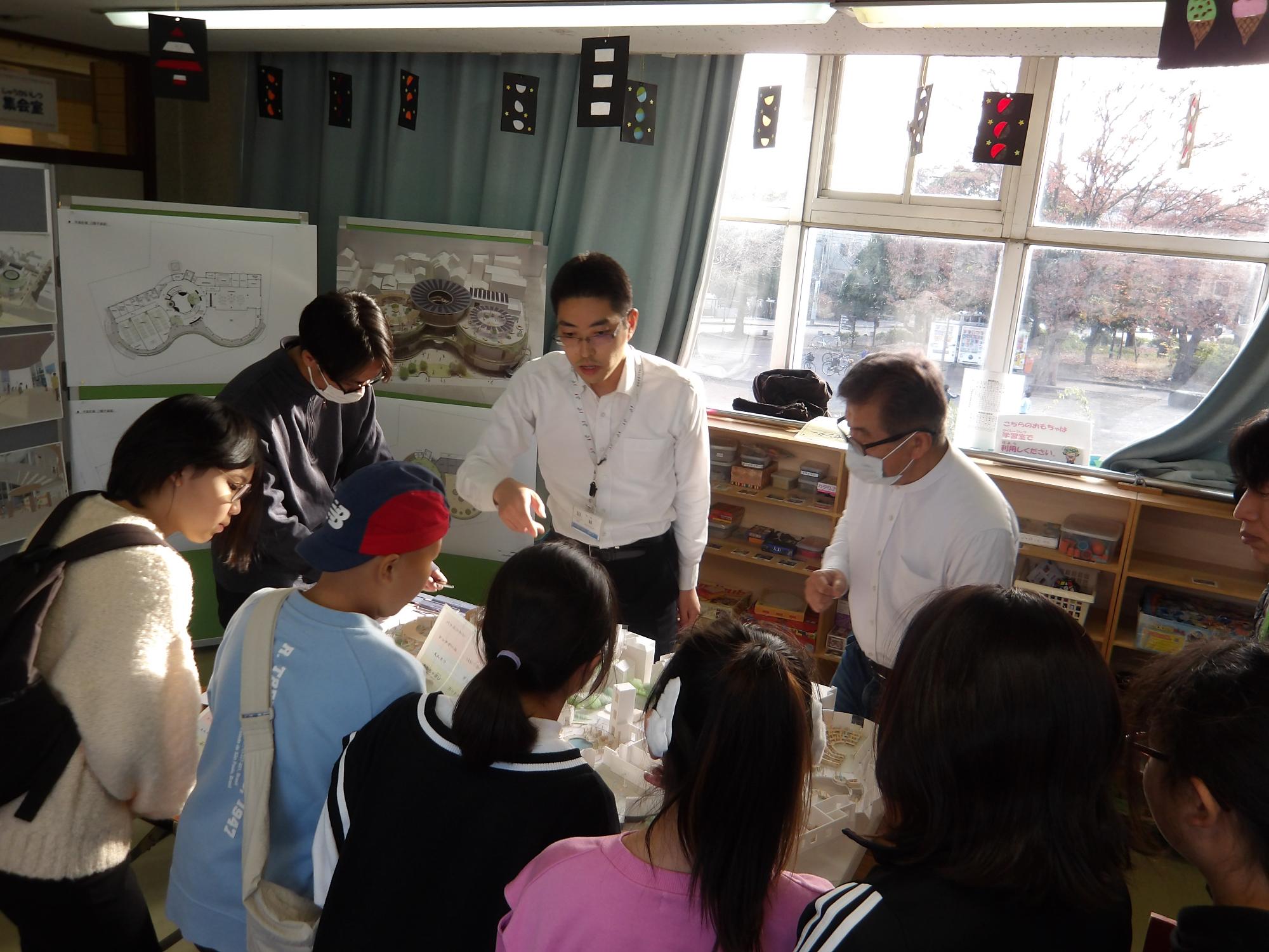 アンケートに答える子どもたち