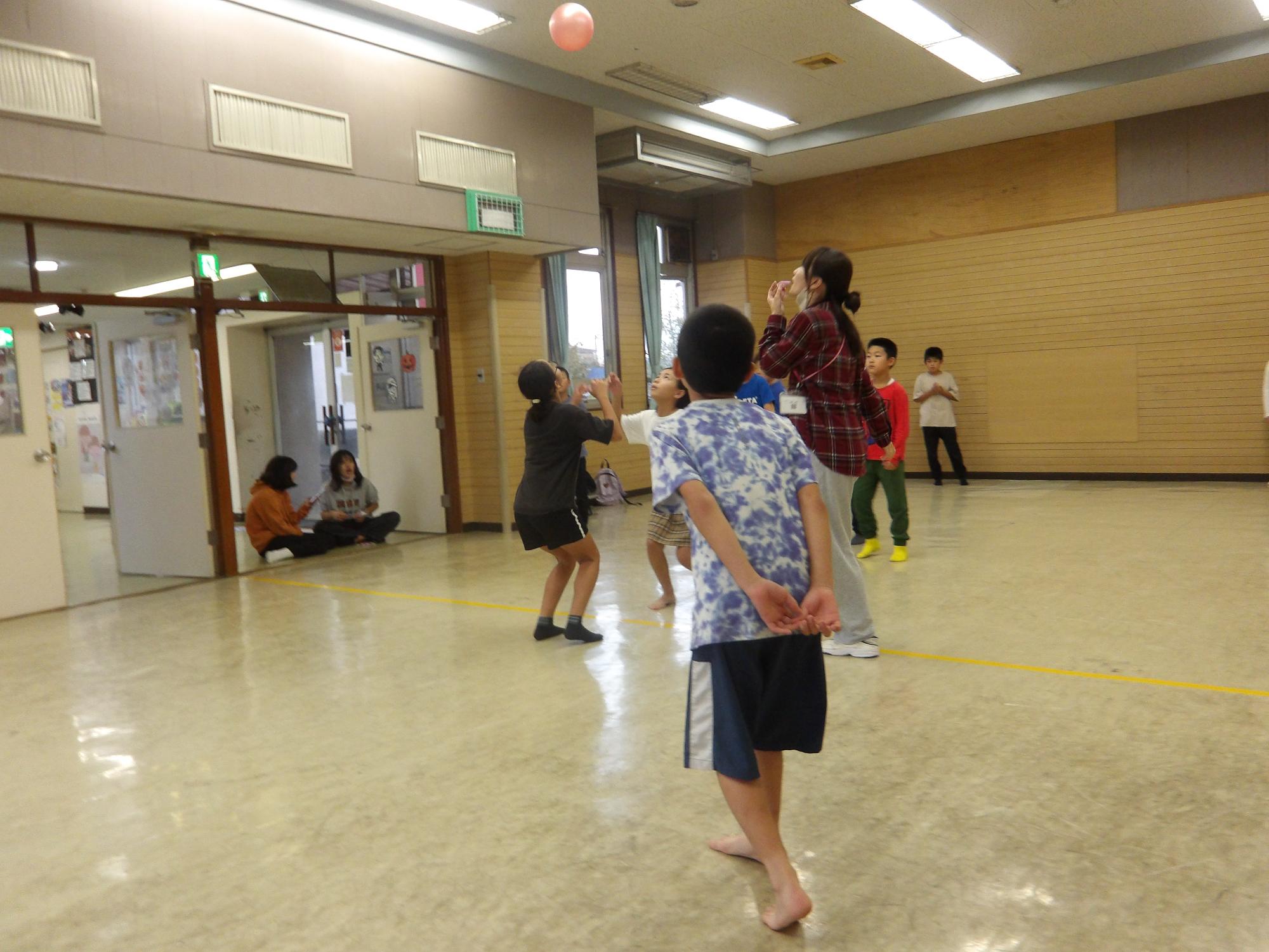 ドッジボールで最初にジャンプボールをしている様子にの写真