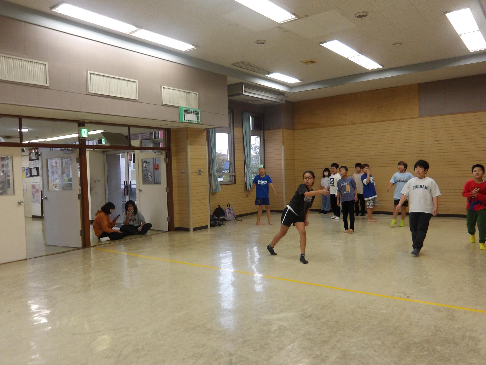 ドッジボールを楽しむ小学生児童の様子の写真