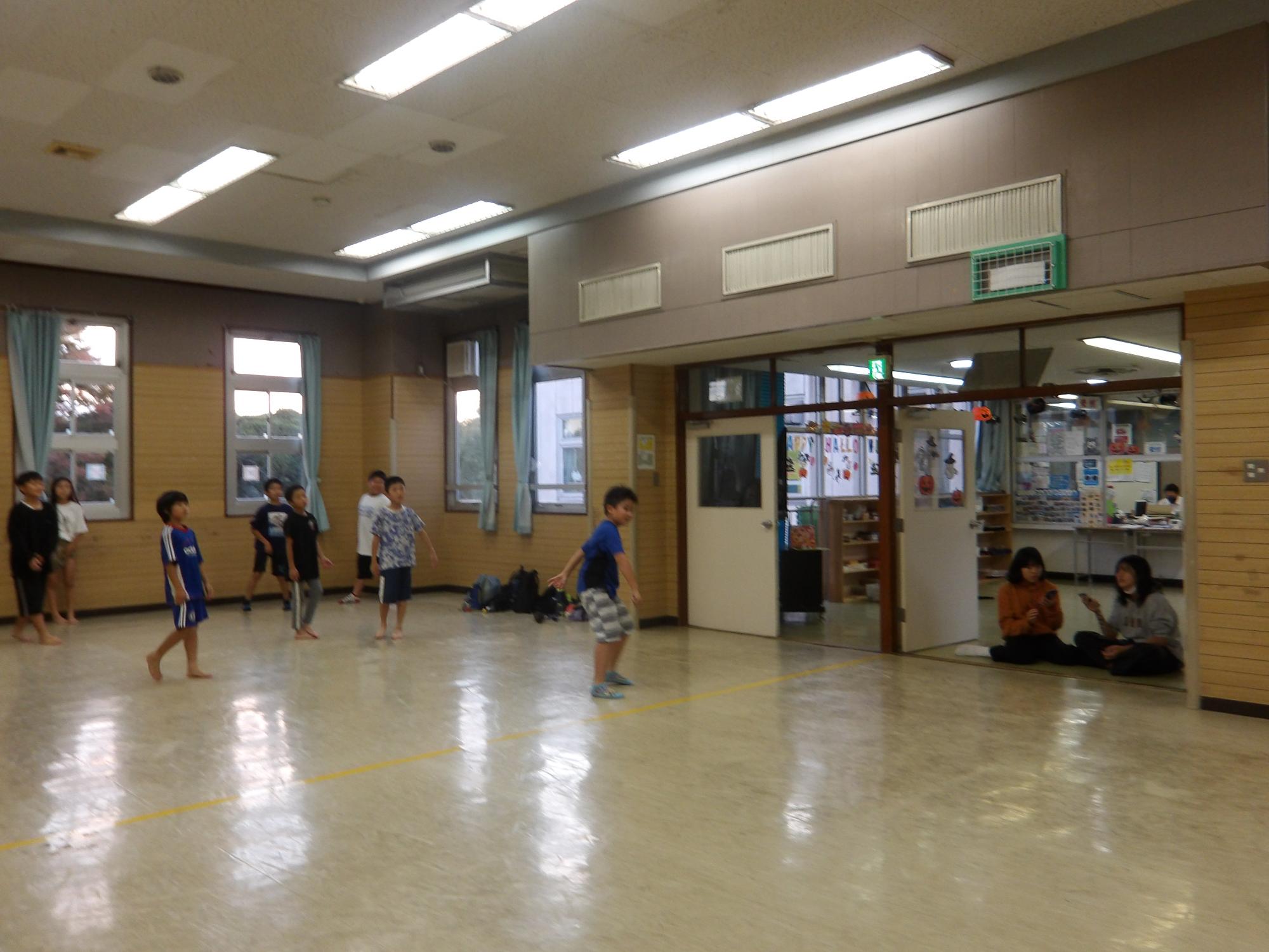 ドッジボールを楽しむ小学生児童の様子の写真