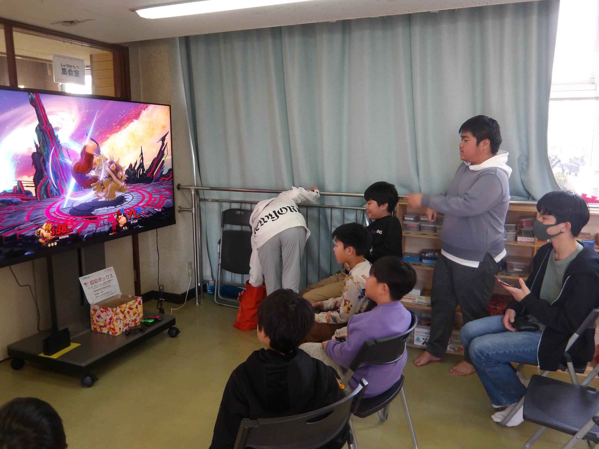 ゲーム大会に参加する小中学生の写真