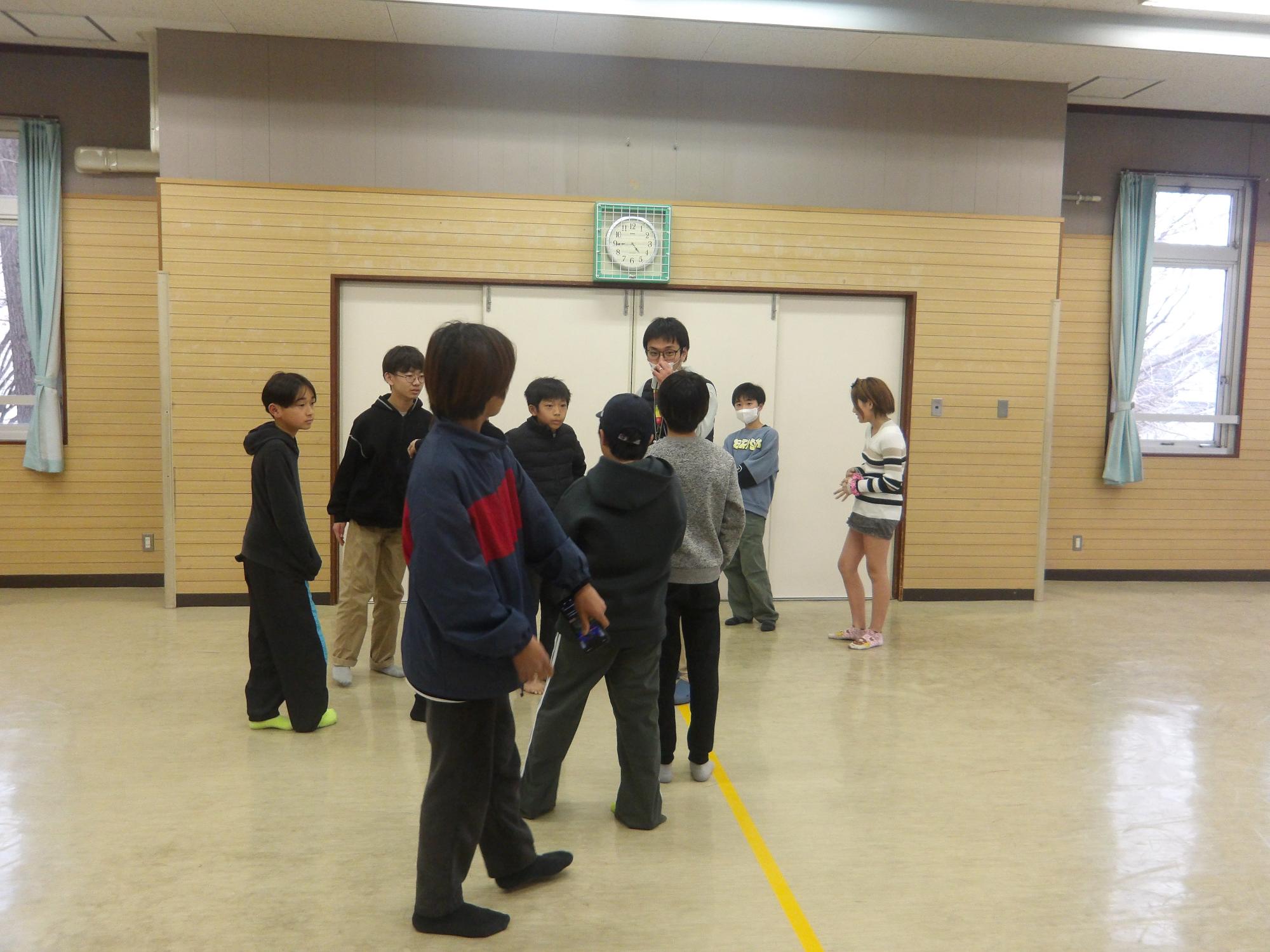 ドッジボールタイムでチーム決めをする小学生の様子の写真