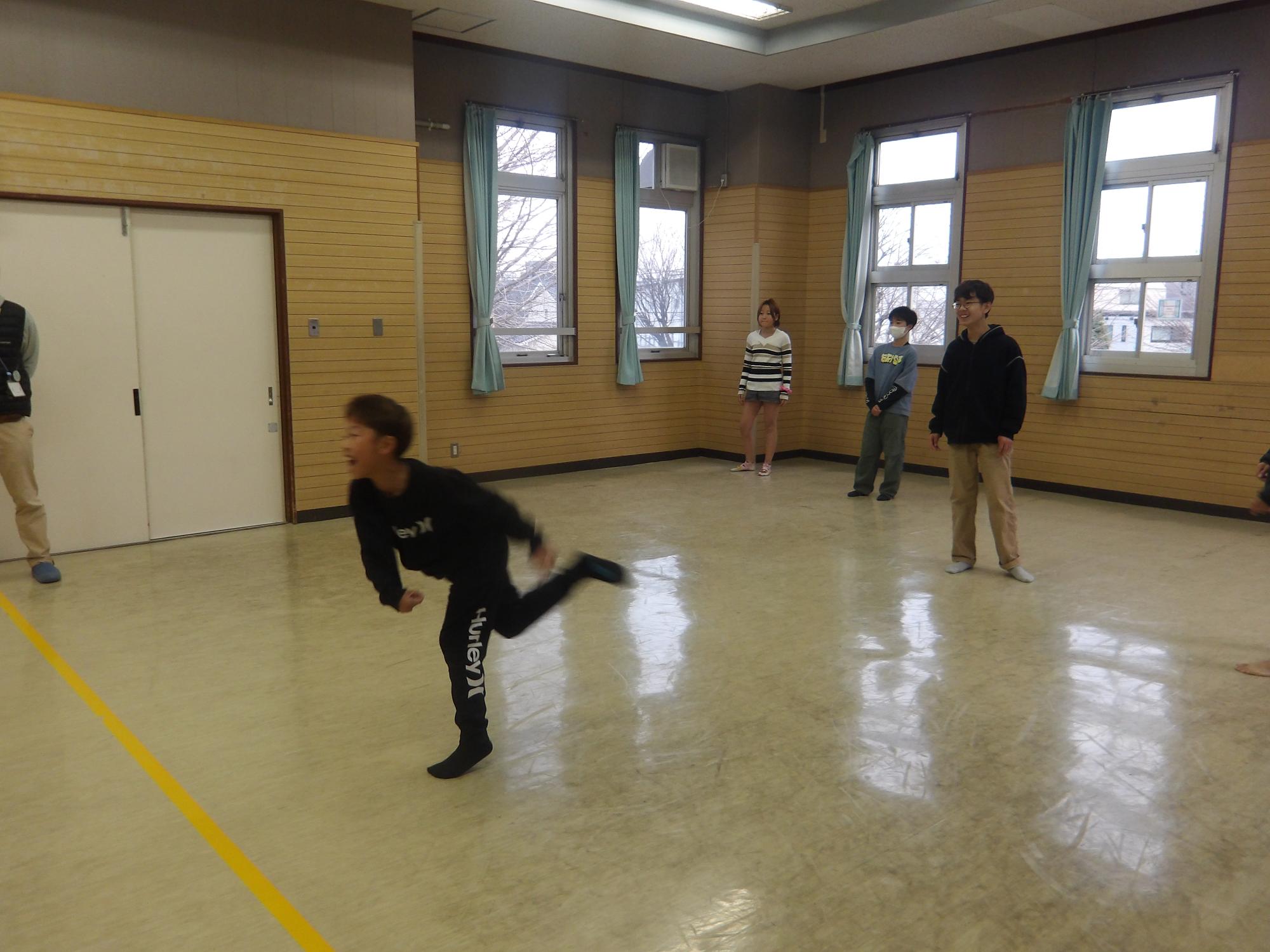 ドッジボールタイム第2部に参加する小学生の写真