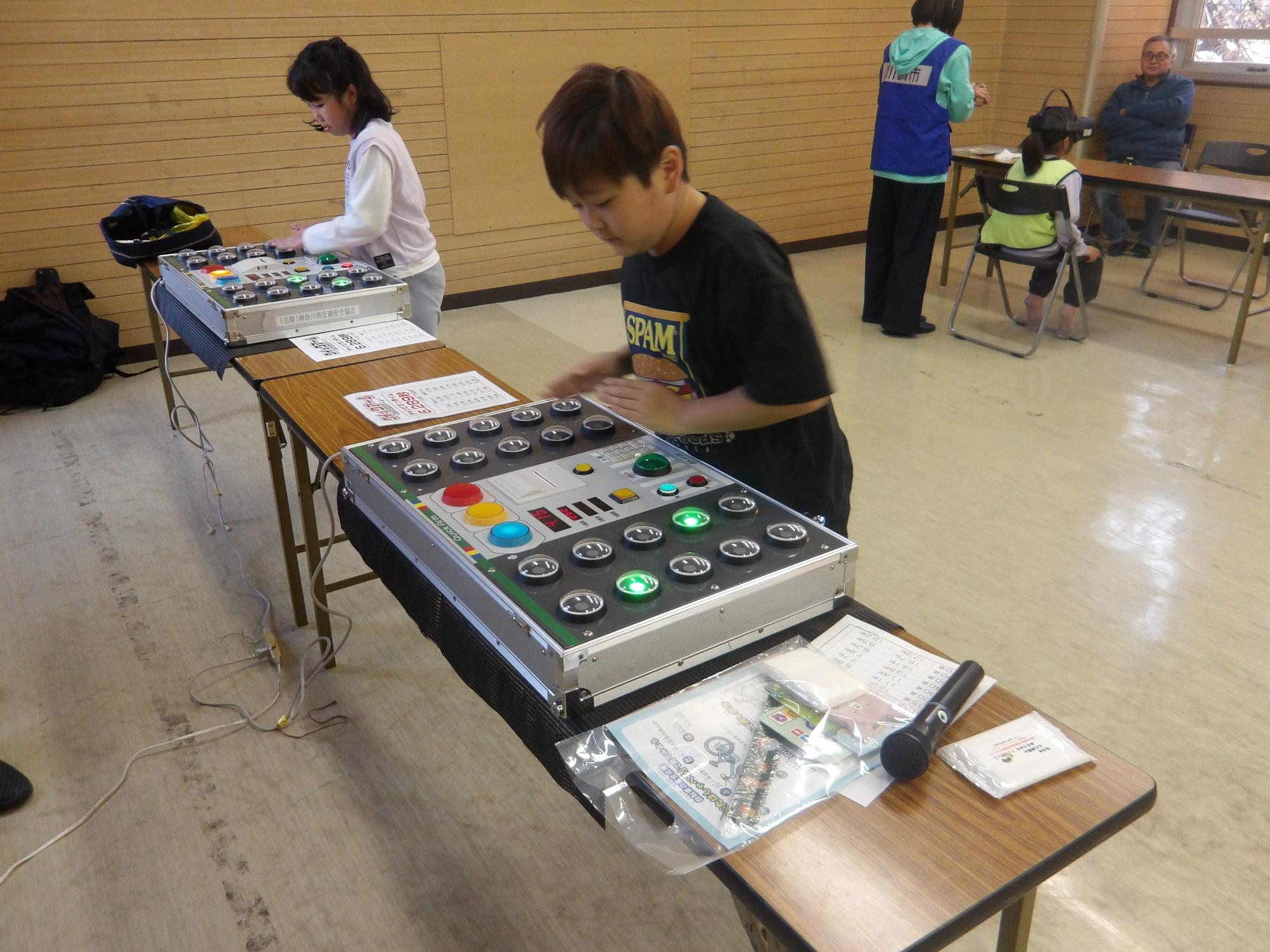 反射神経ゲーム「クイックアーム」にチャレンジしている小学生反射神経ゲーム「クイックアーム