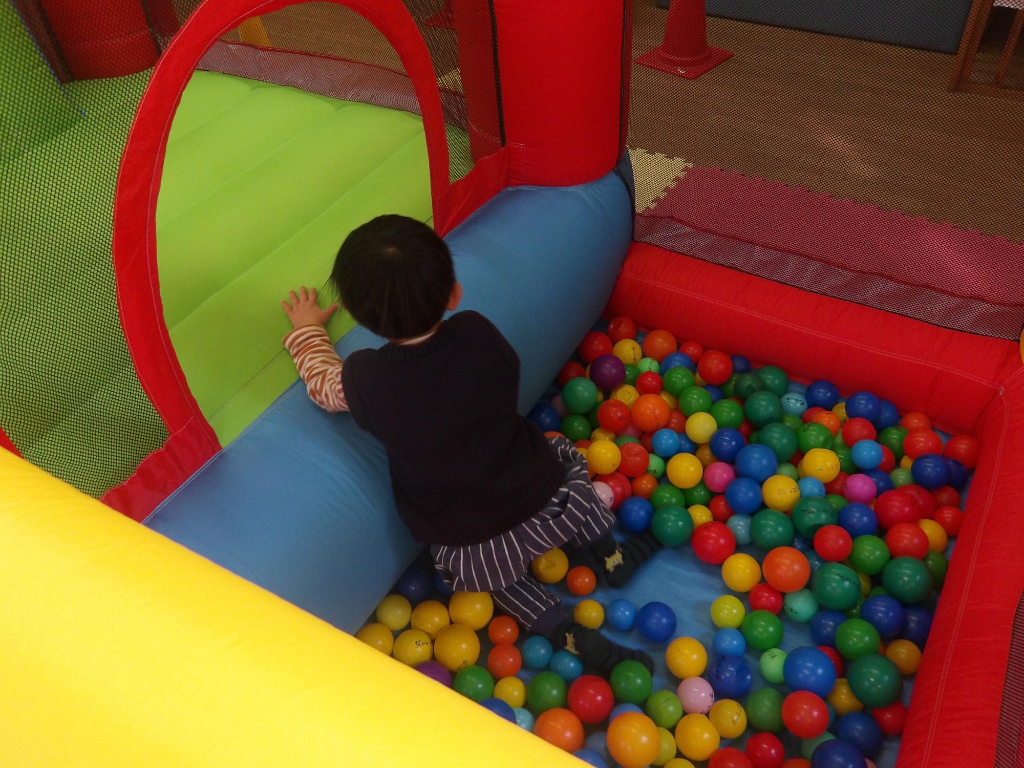 ボールプールで遊ぶ幼児の写真