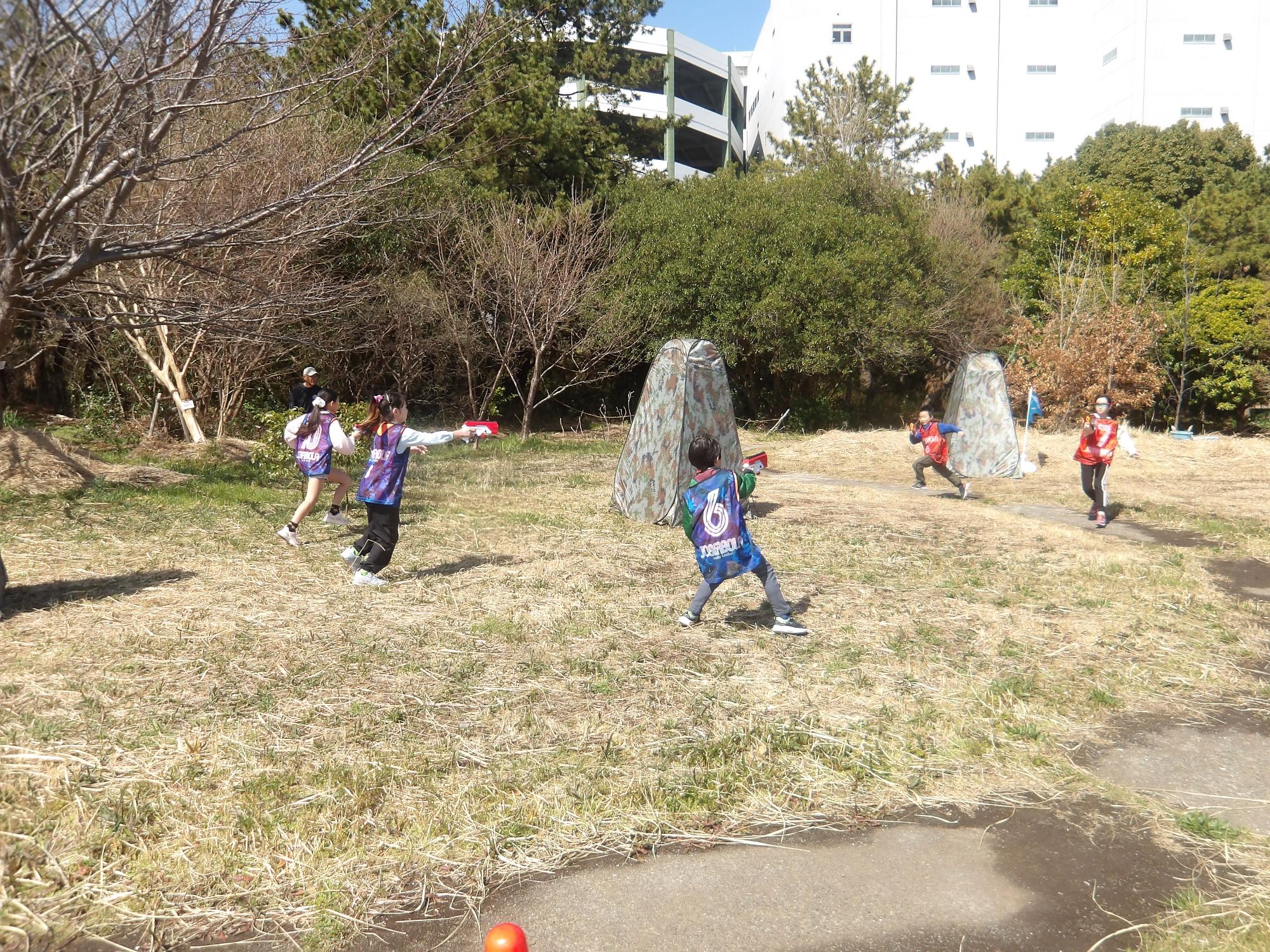 サバイバルゲームを楽しむ小学生の写真