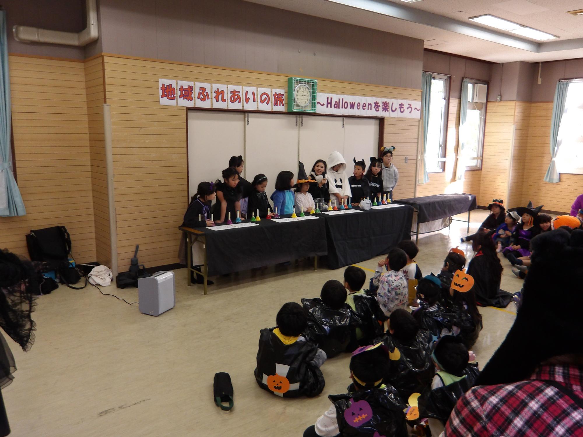 大師こども文化センターのハンドベルクラブが演奏している様子の写真