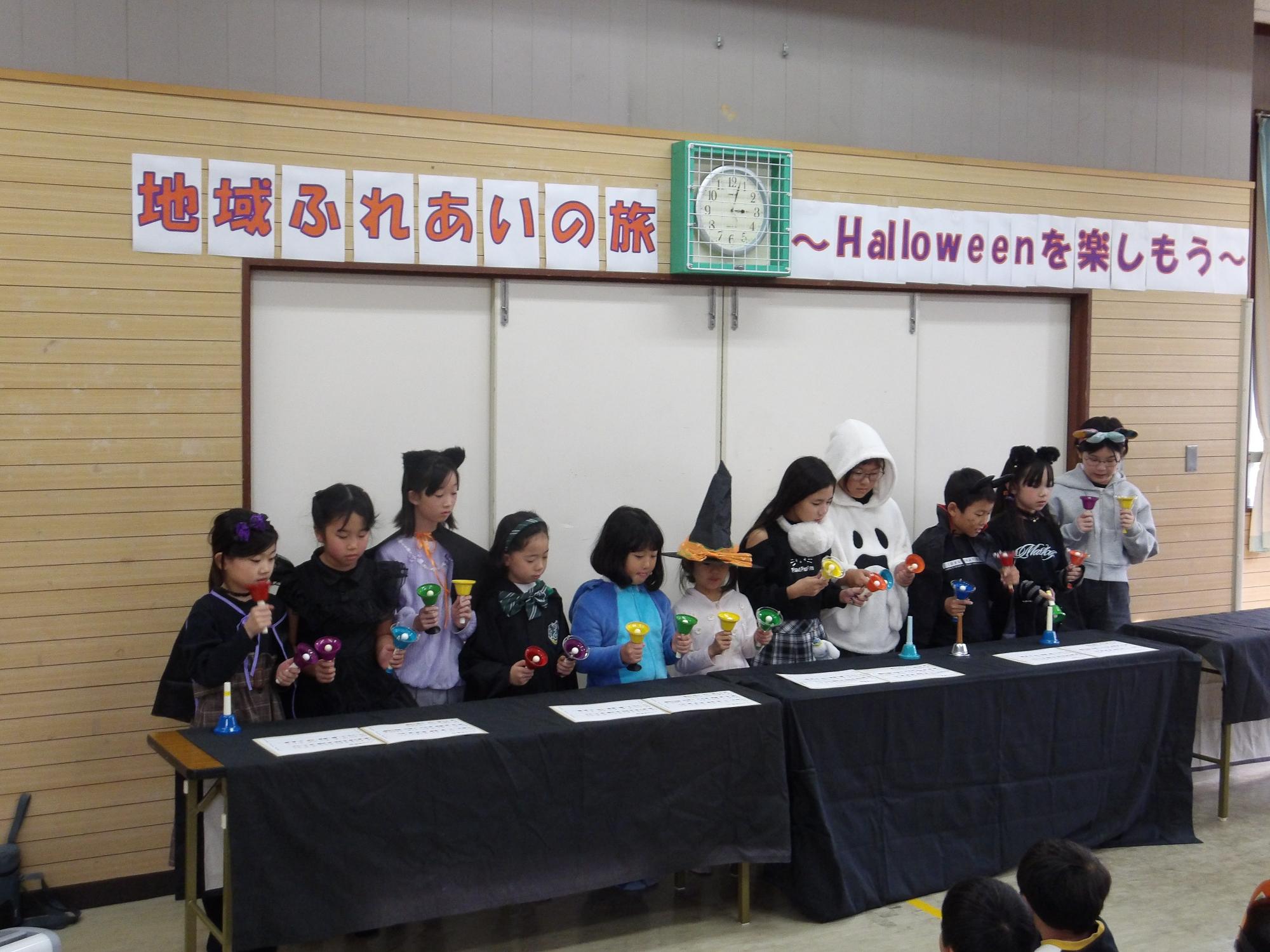 発表会で演奏している様子