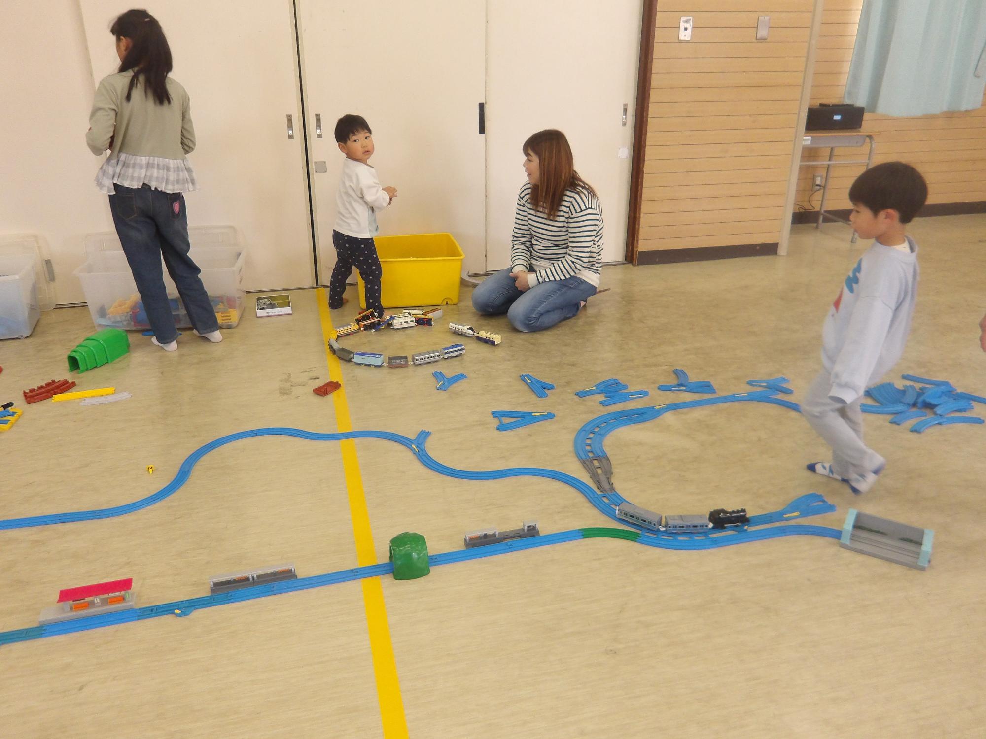 プラ電車で遊び子どもたち