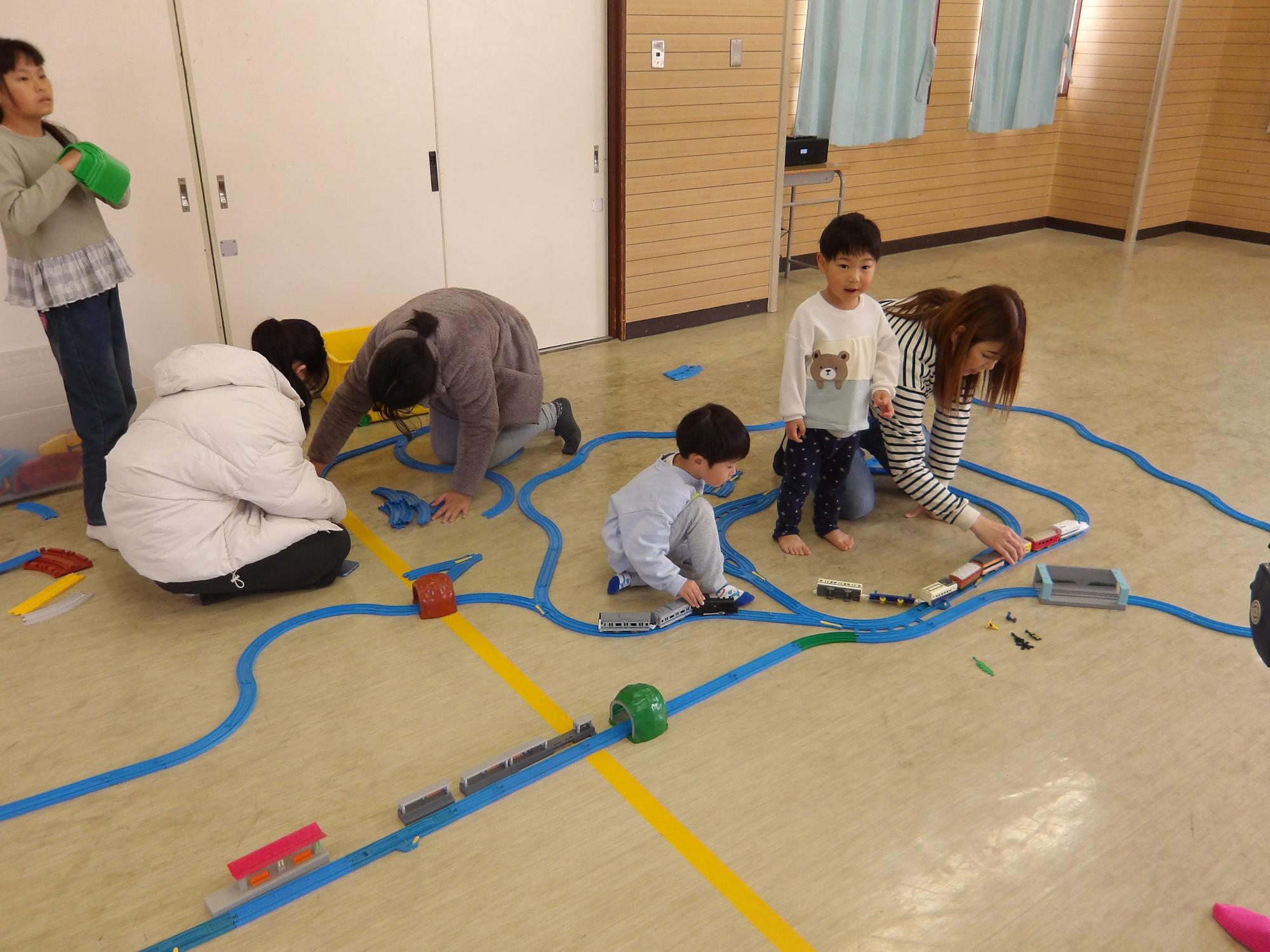 プラ電車で遊び子どもたち