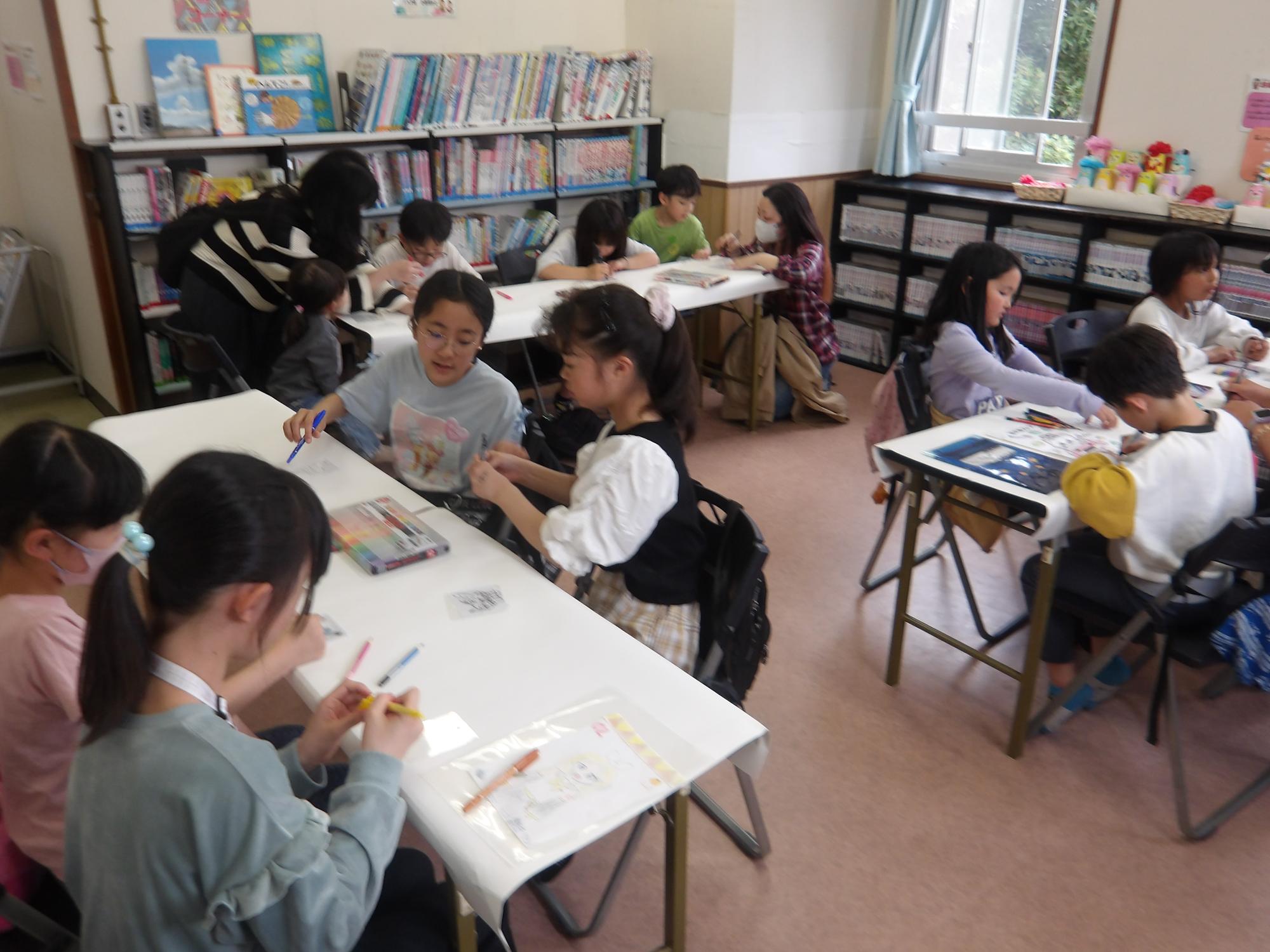 プラバン工作をしている写真