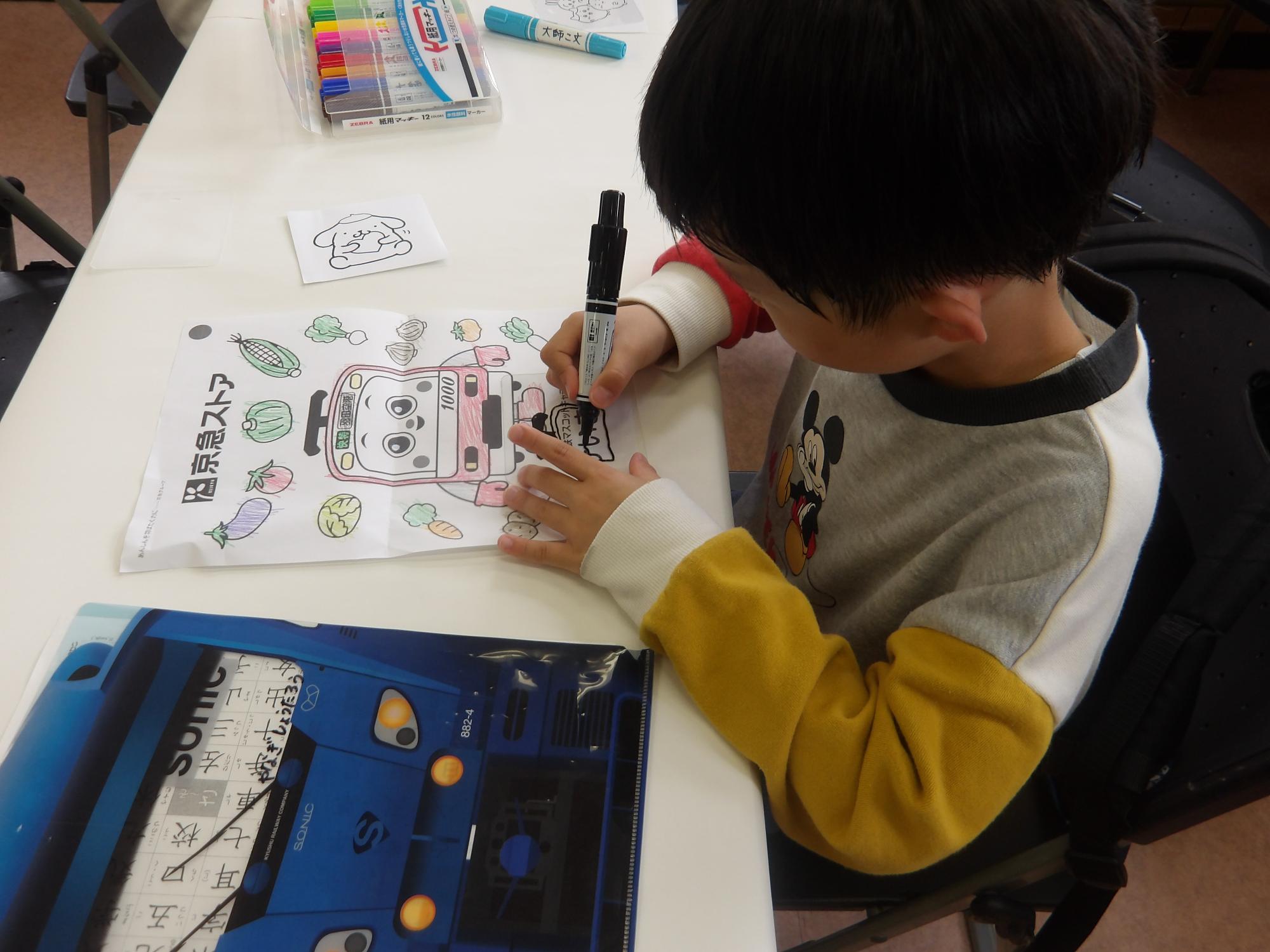 プラバン工作をしている写真