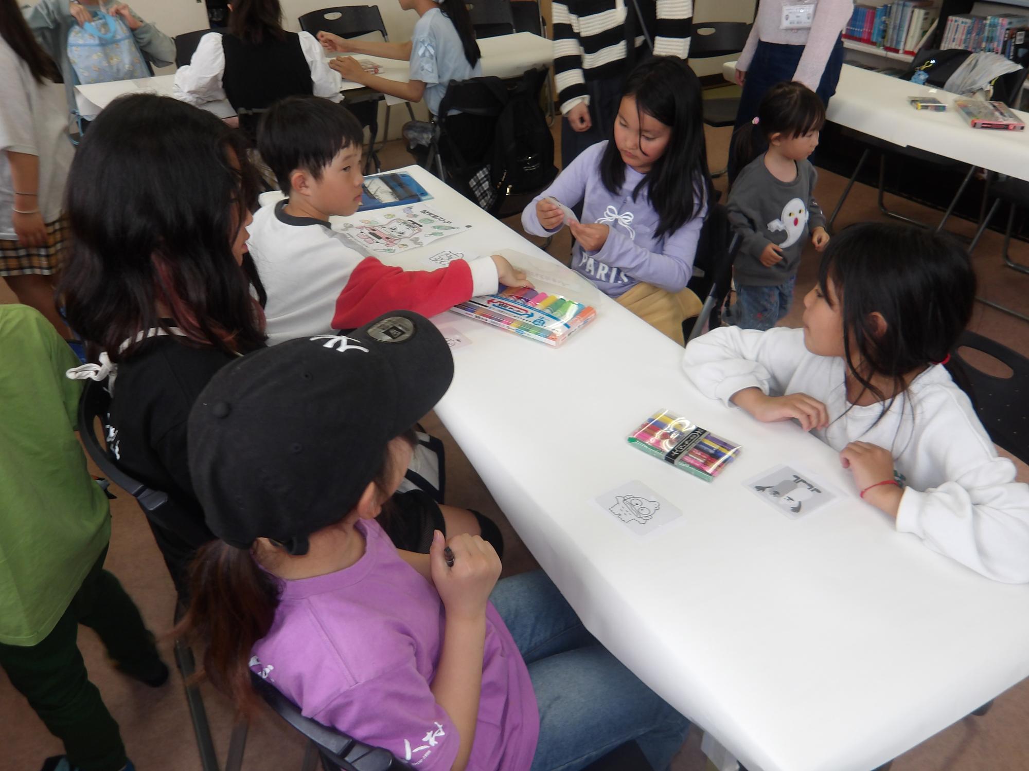 プラバン工作をしている写真