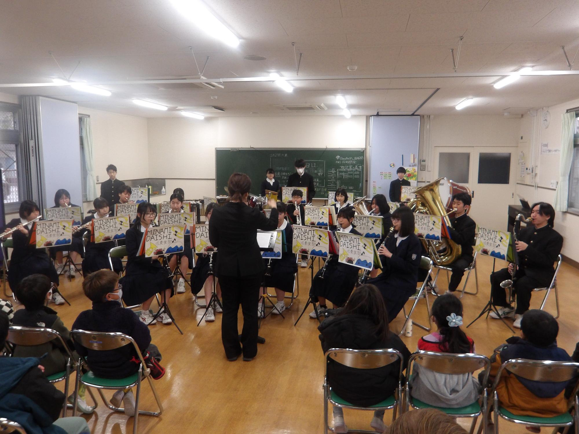 南大師中学校の吹奏楽部による演奏の様子の写真