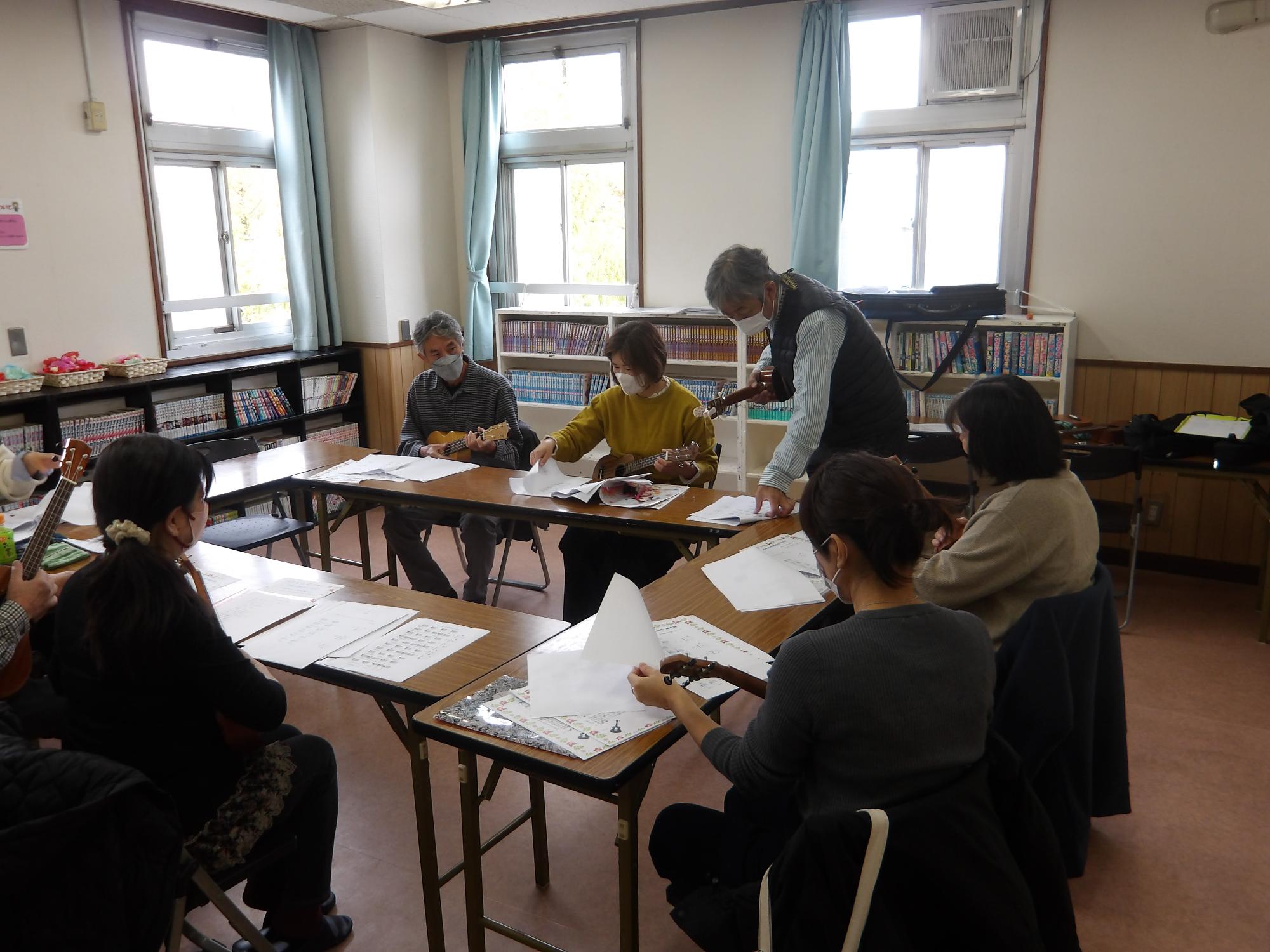 ウクレレに挑戦している地域住民
