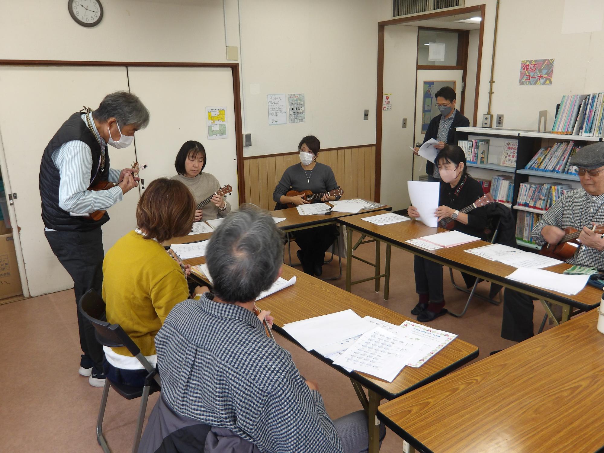 ウクレレに挑戦している地域住民